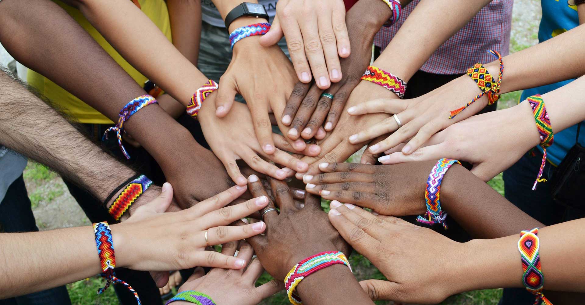 Vänskapsband som länkar samman 2013 års internationella deltagare i Ung i den världsvida kyrkan. 