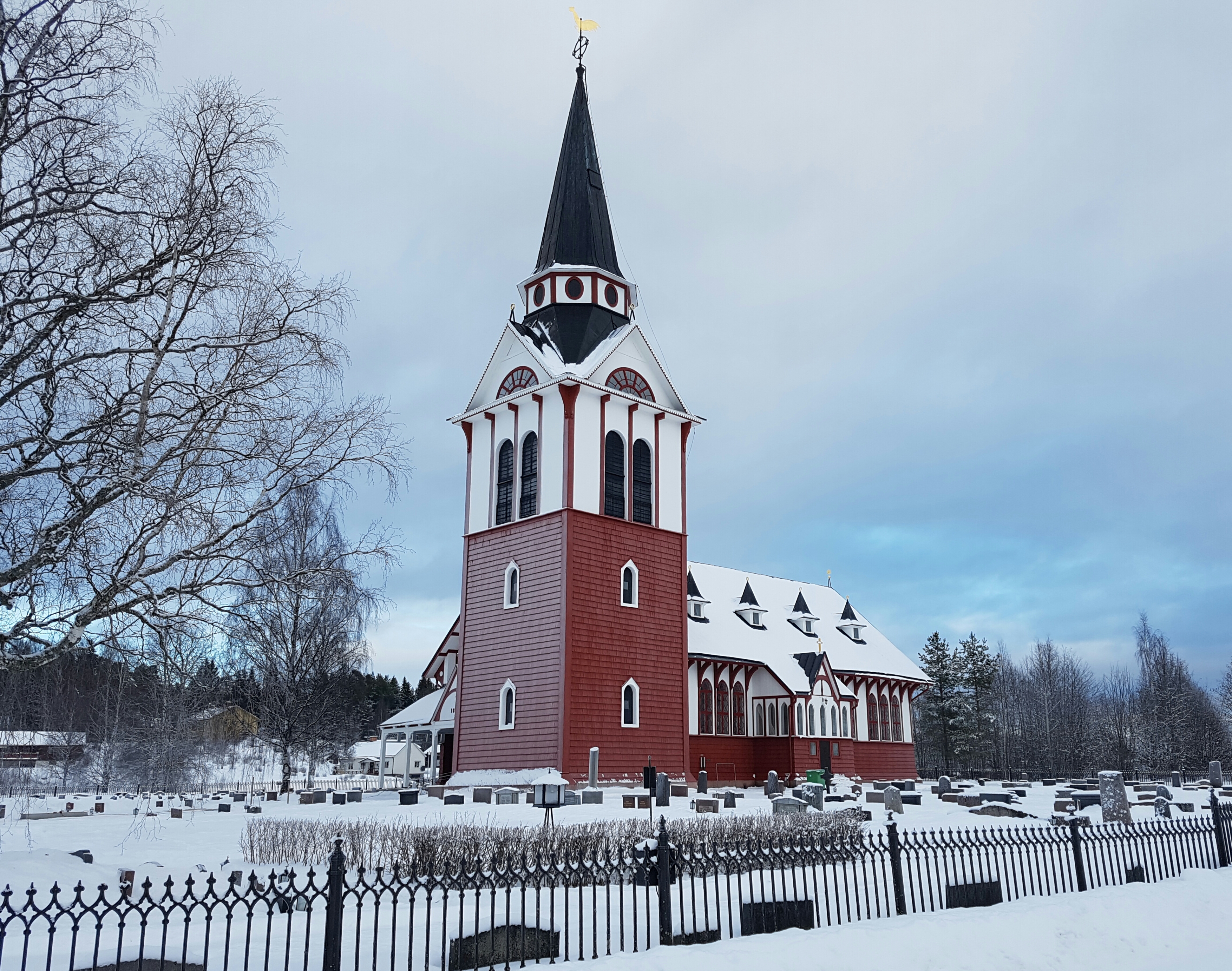 Älvros nya kyrka i vinterskrud.