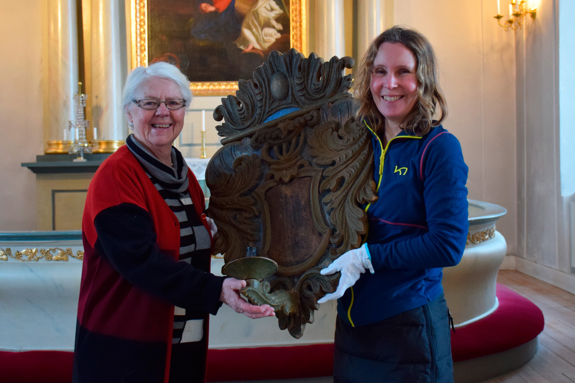 1 februari 2017. Elsy Björner, ordf. i Bjärtrå församlingsråd, mottog med glädje vägglampetten av Eva Körberg-Mårtensson, konservator vid Murberget (Länsmuseet Västernorrland).