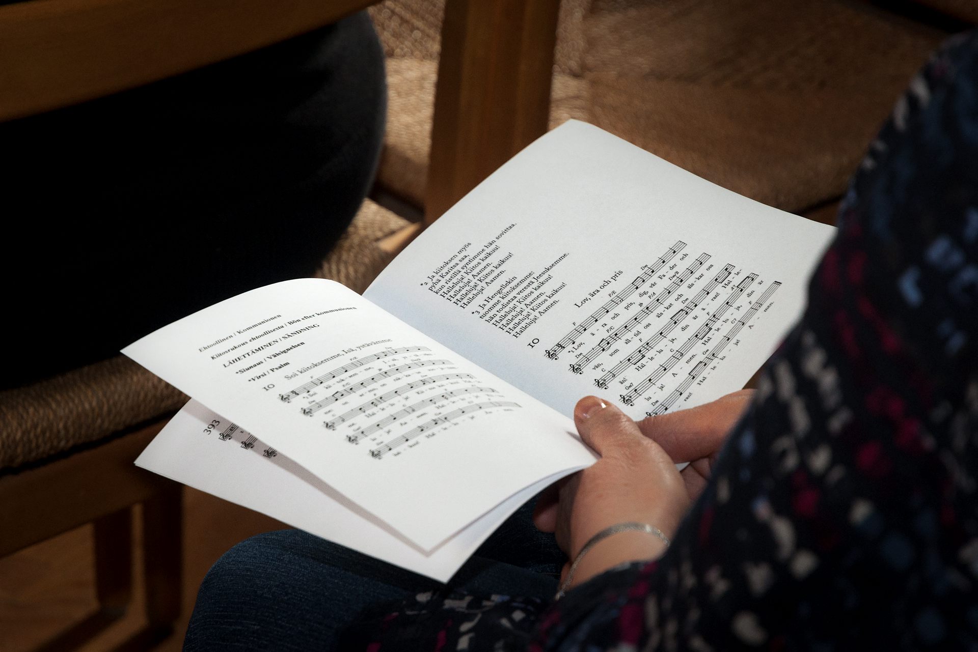 Ett notblad, agenda med svensk och finsk text.