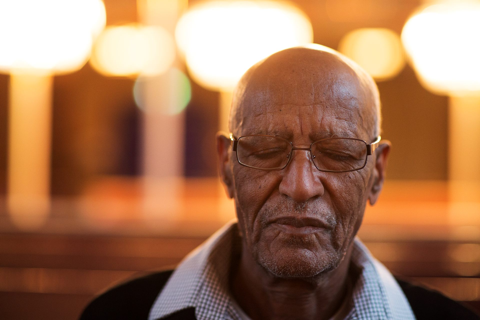 En man blundar och tycks avslappnad. Kanske han ber.