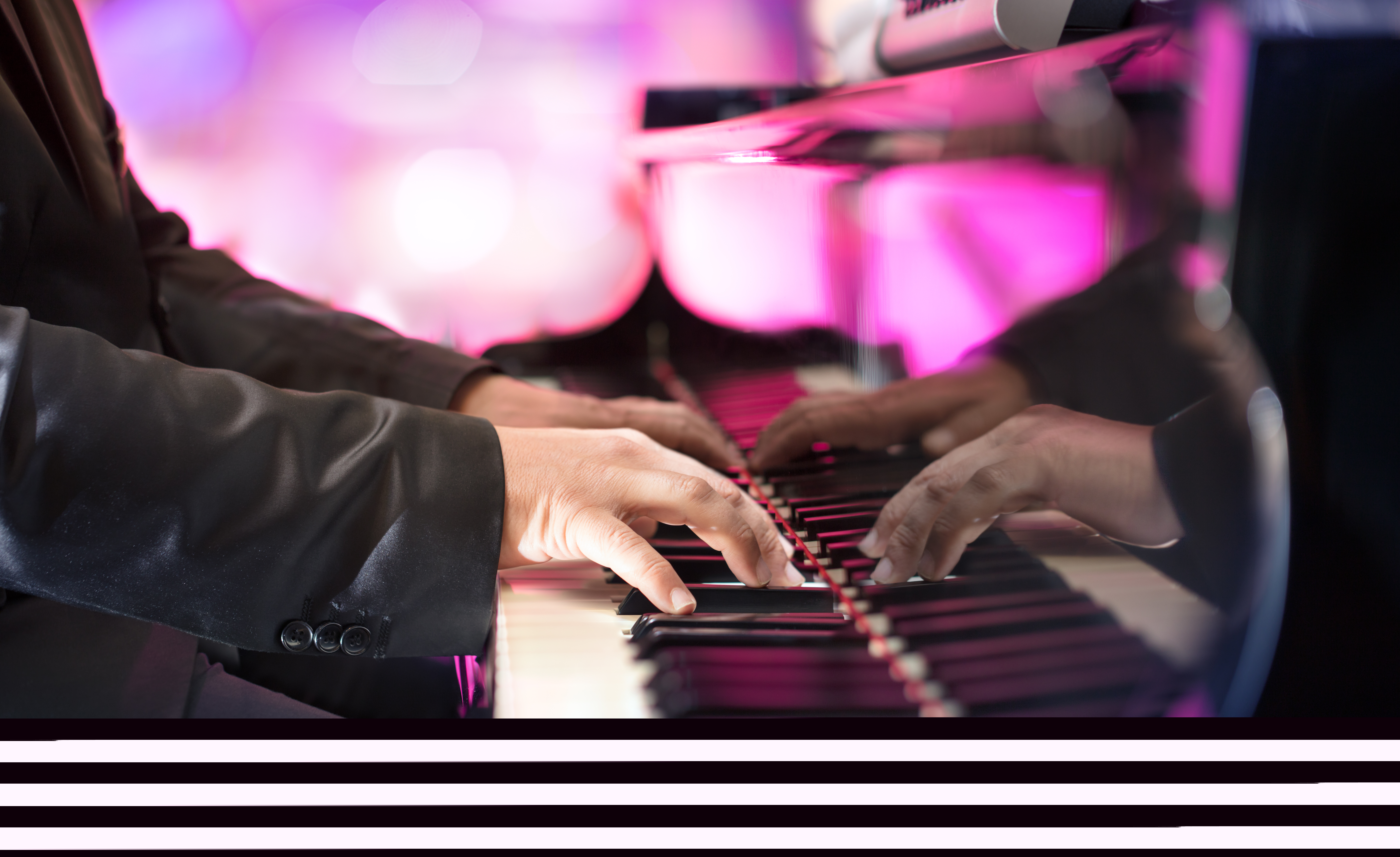 Händer som spelar piano