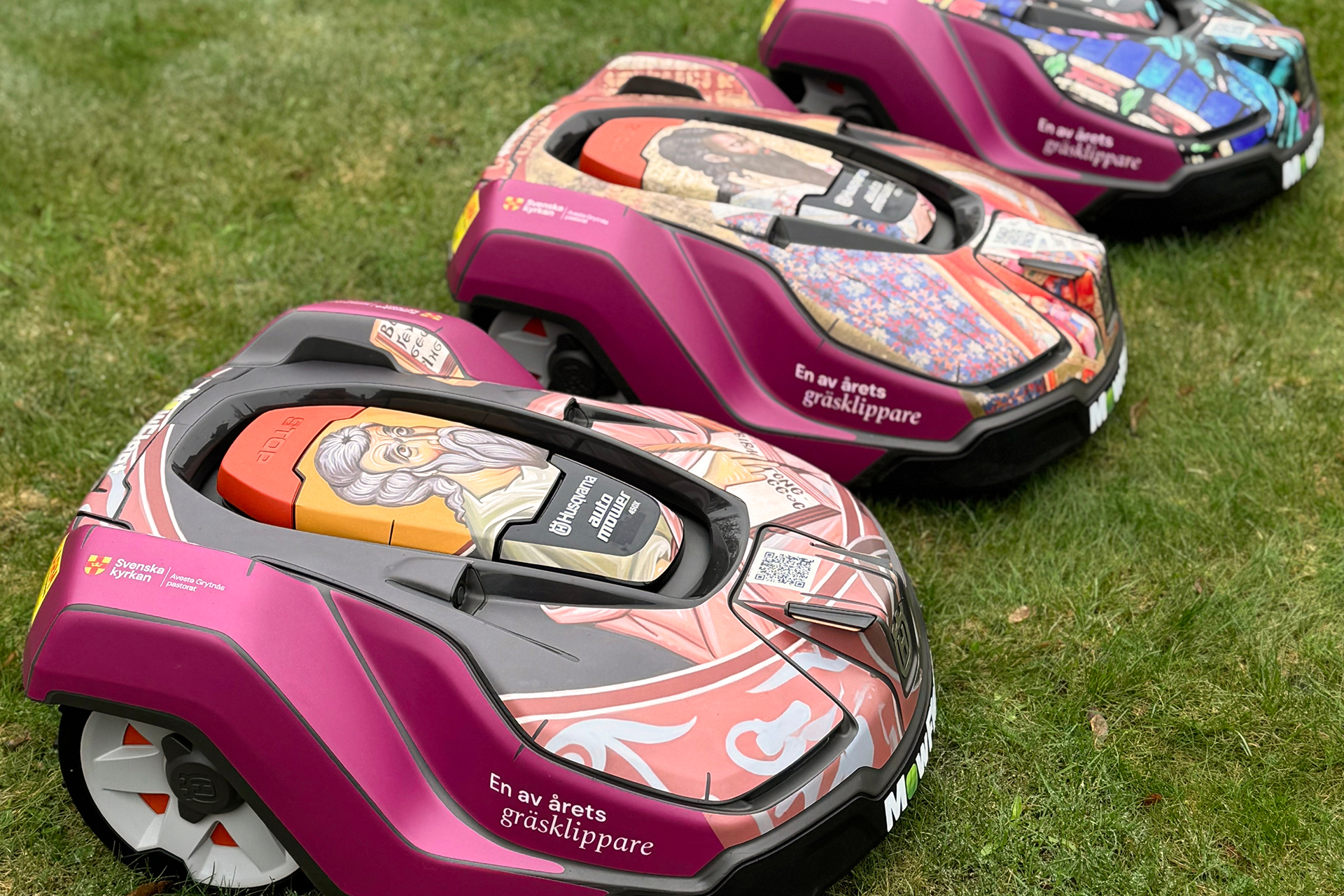 Robotgräsklippare som är stripade i olika tavlor på de 12 apostlarna.