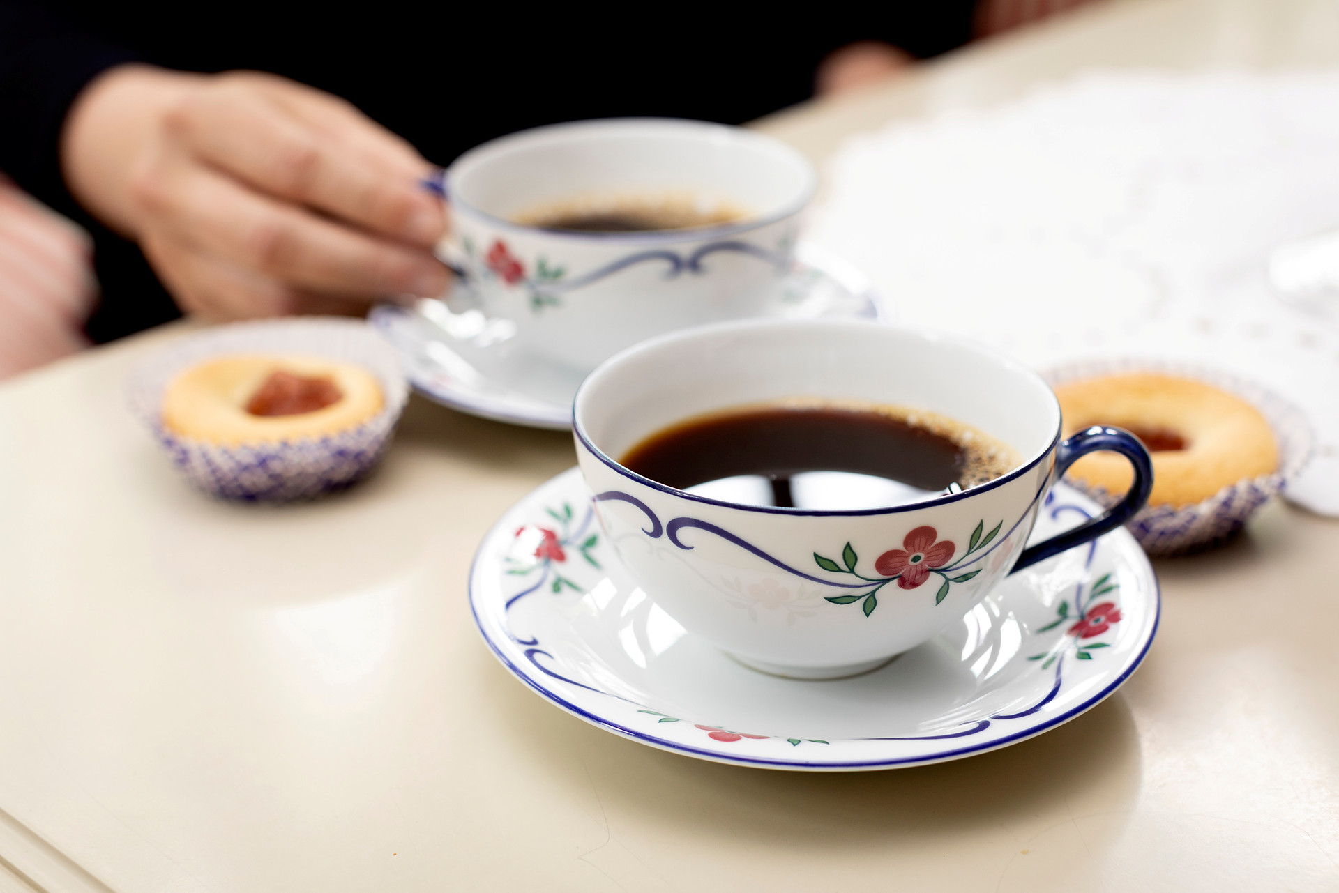 Två kaffekoppar och varsin kaka.
