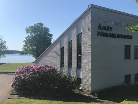 Gavel på Öjaby församlingshem med Helgasjön i bakgrunden.
