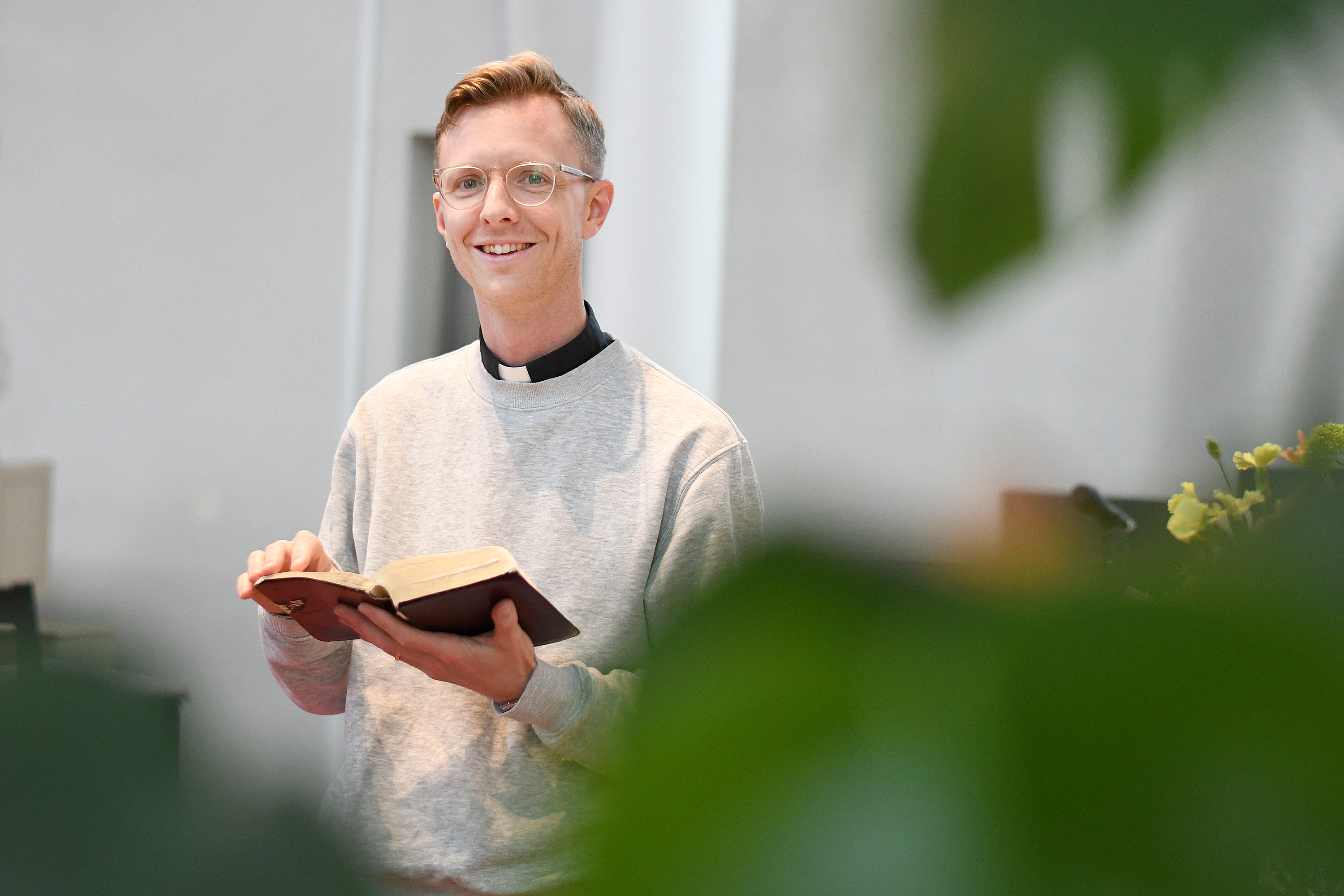 Peter Nygren, präst i Furulundskyrkan håller i en Bibel