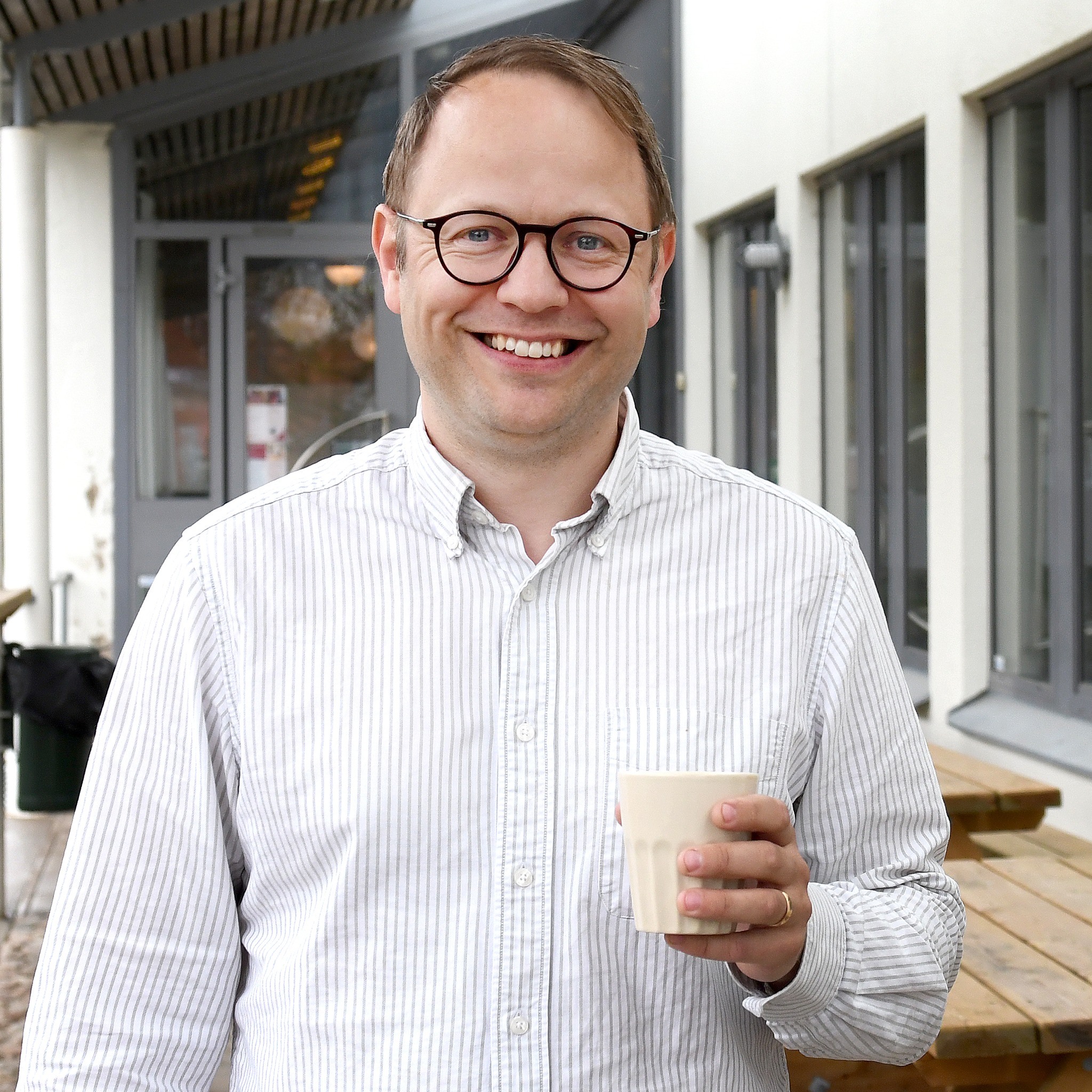 Församlingsherde Staffan Birgersson utanför Furulundskyrkan.