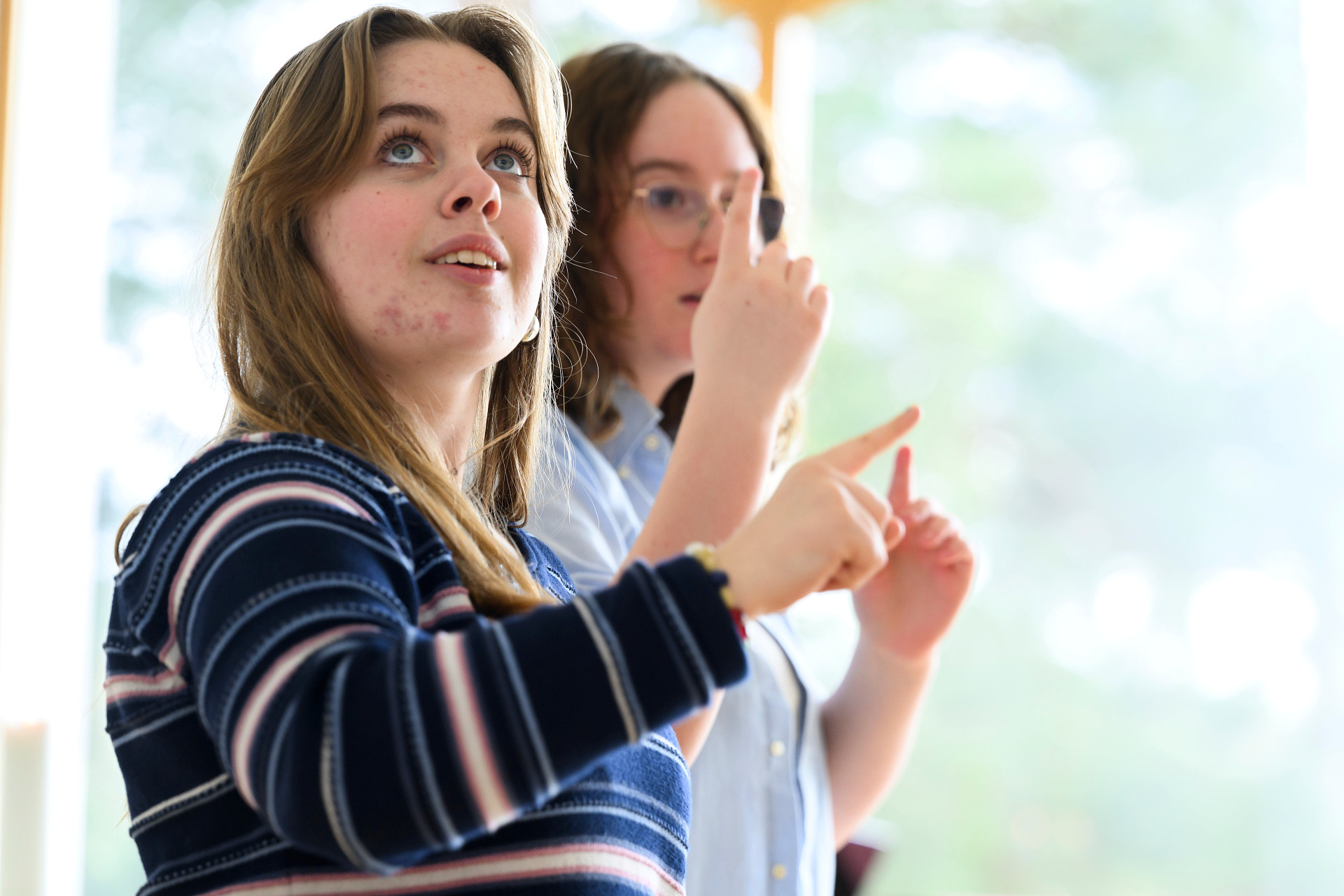 Två tjejer talar med tecken.