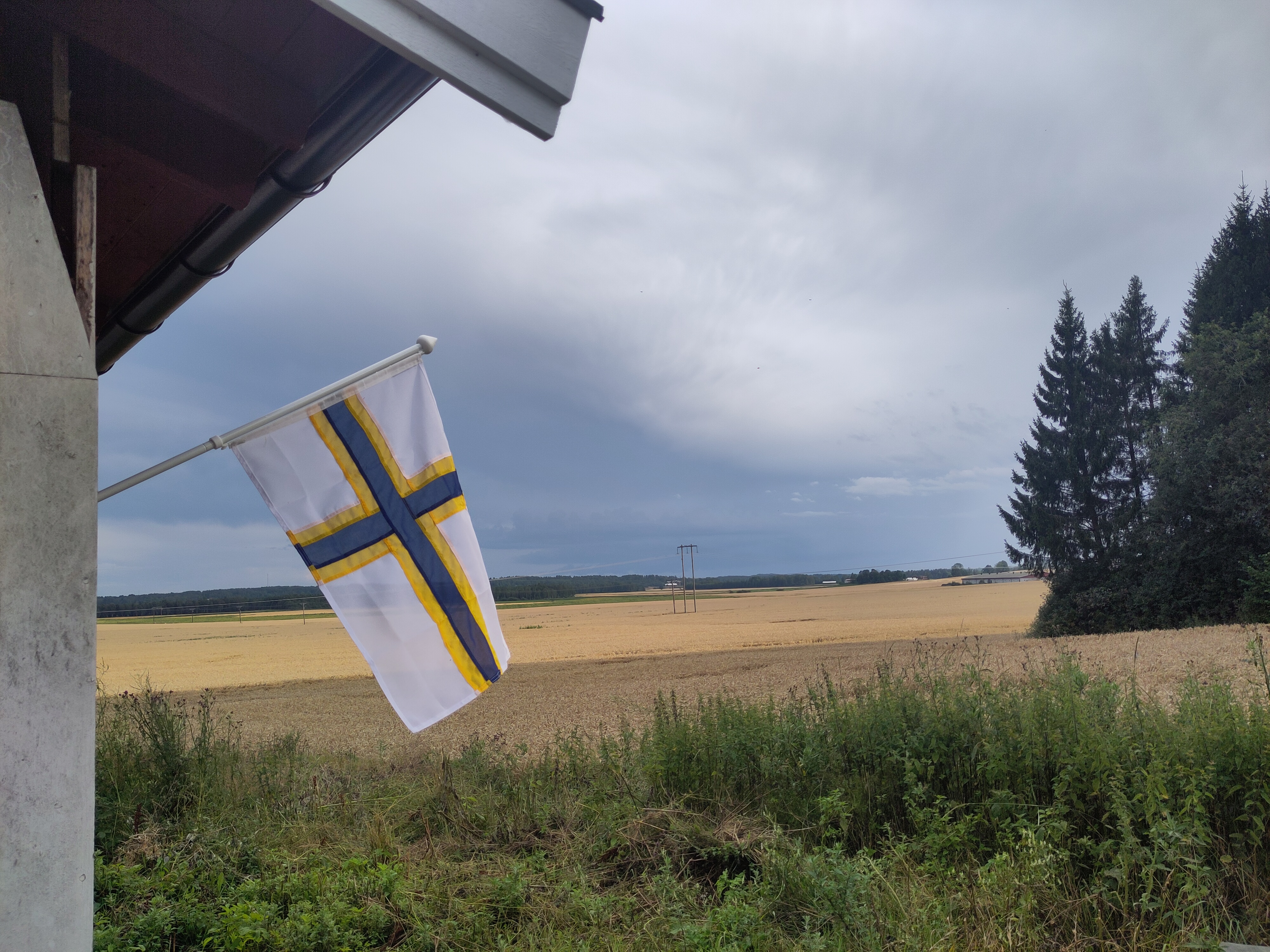 Suomen lippu seinään kiinnitettynä.