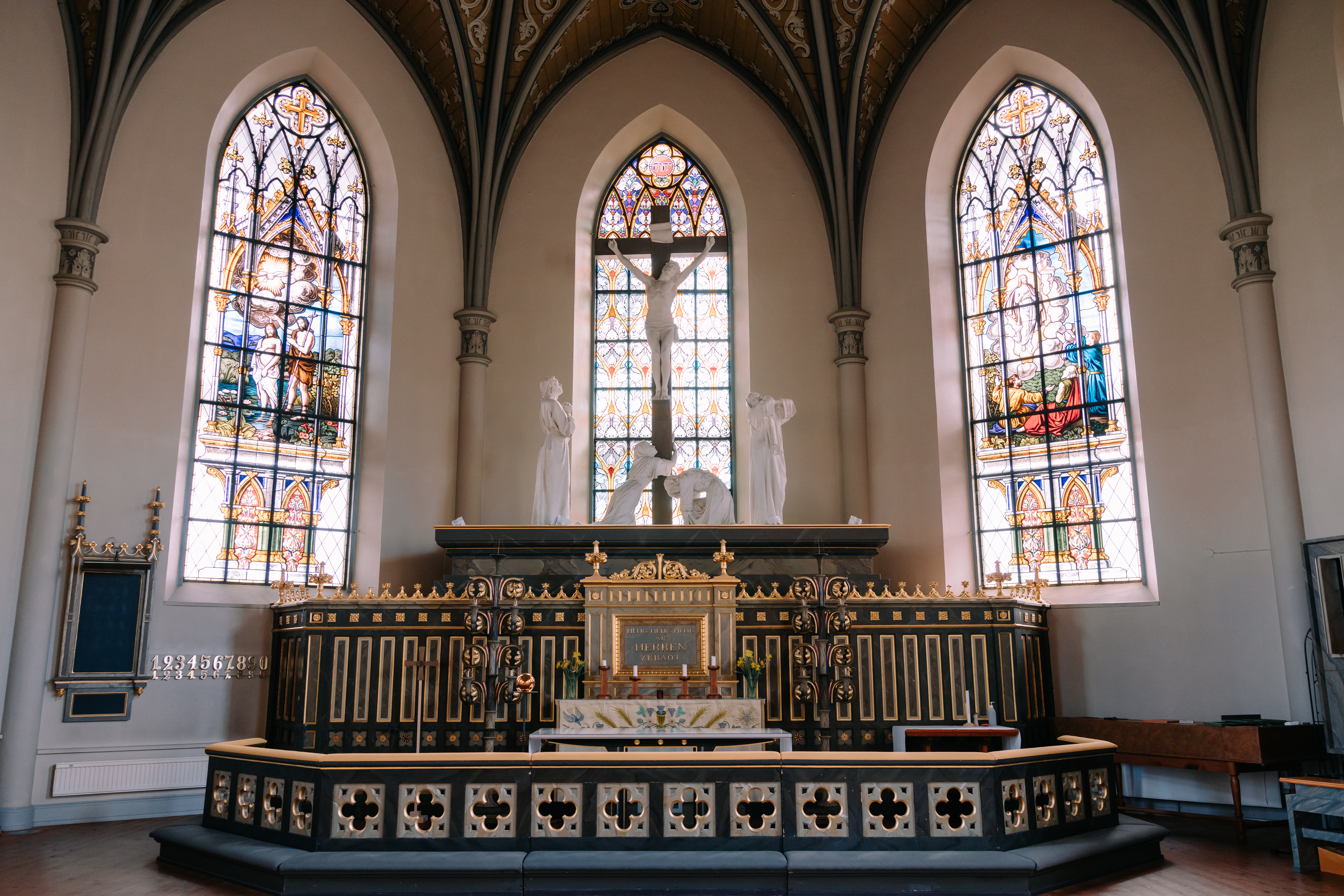 Skulpturerna längst fram i Oskarshamns kyrka är en scen från Johannesevangeliet som visar Jesu dödsstund. Personerna som avbildats är lärjungen Johannes, Maria Magdalena, Jesus på korset, Maria Kleofas och Maria, Jesu mor.