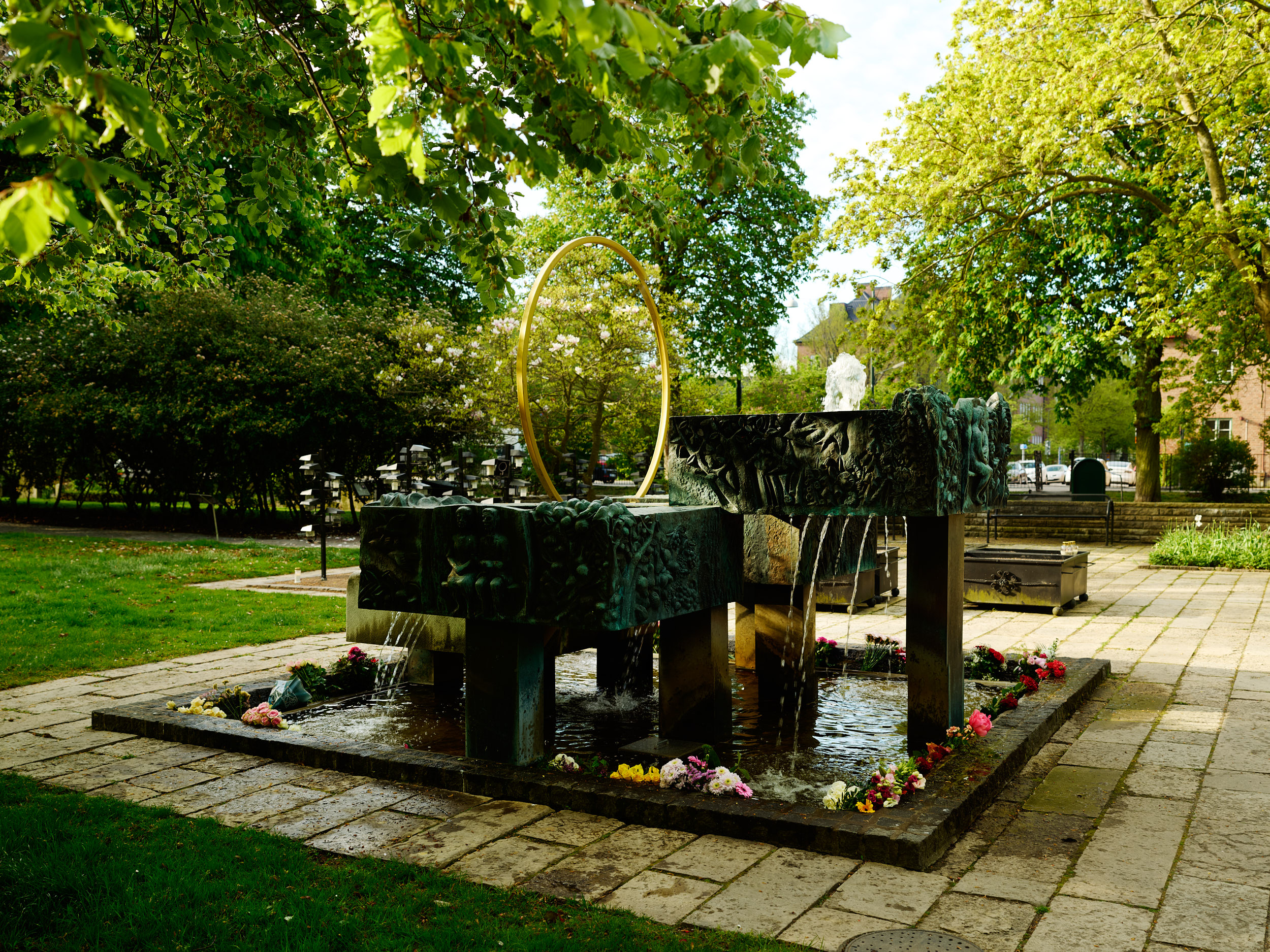 Skulpturen och fontänen Årstiderna av Thure Thörn på kyrkogård