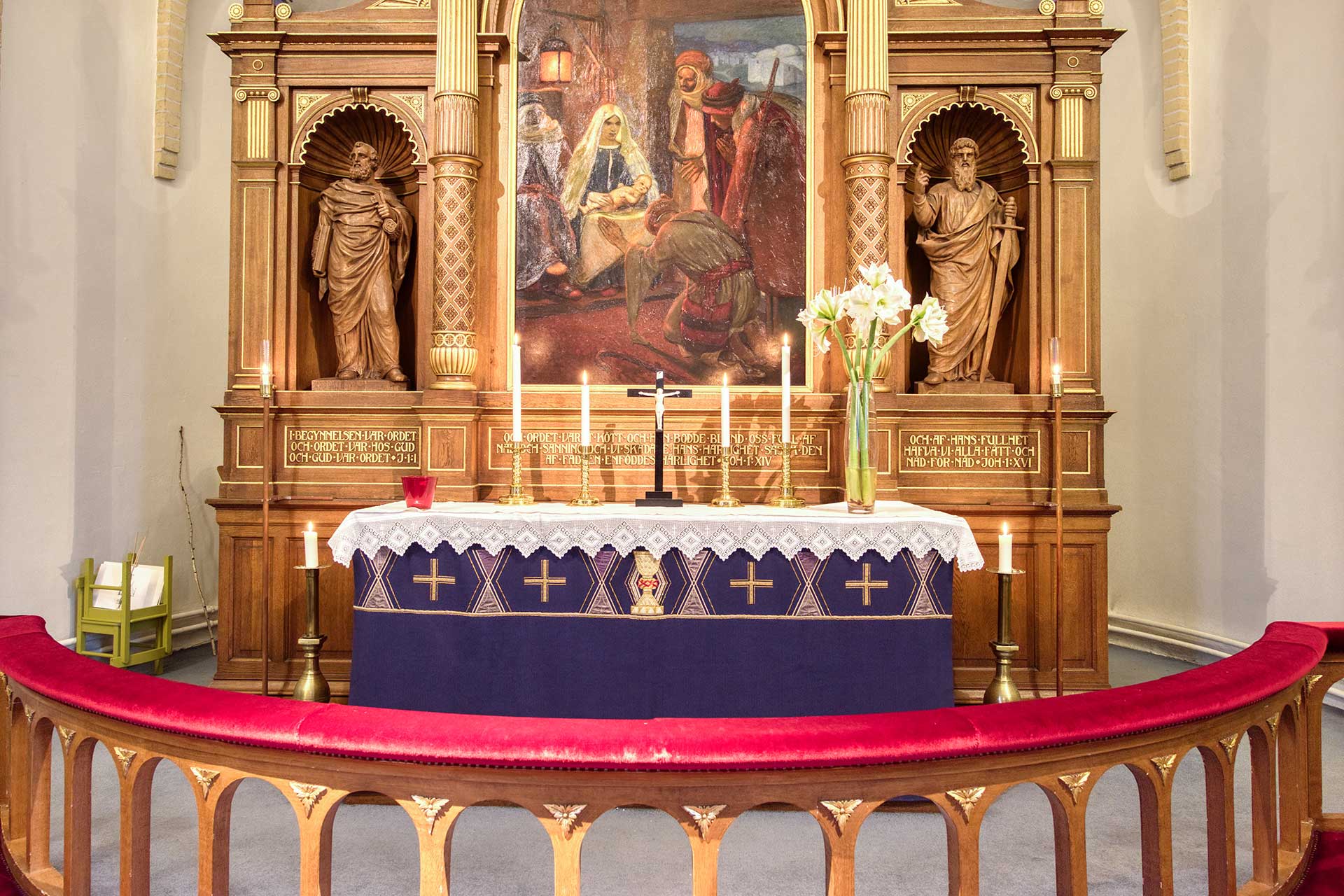 Altaruppsats, altare och altarring med röd sammet