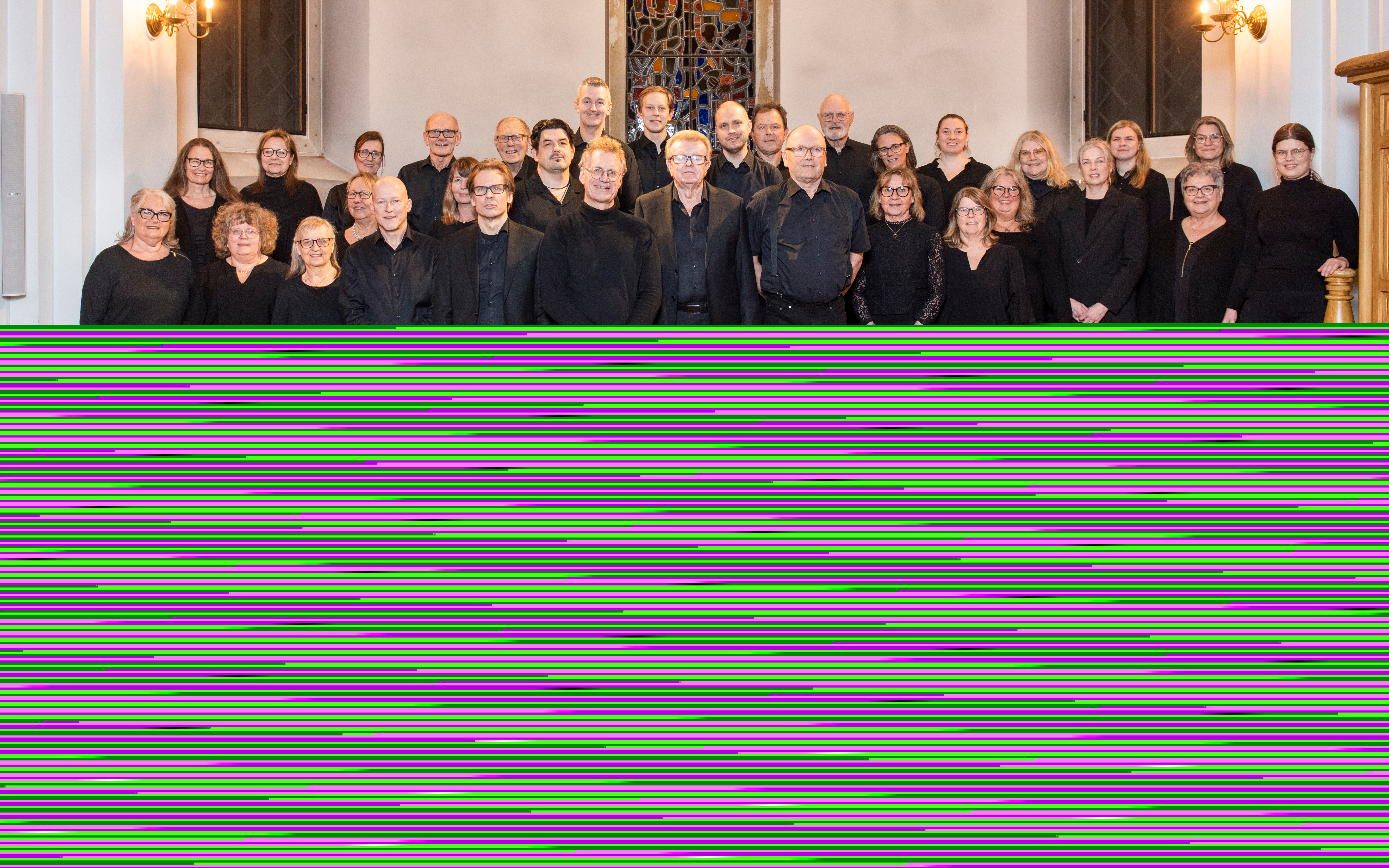 Bild delad i två. Övrebilden visar en grupp av kvinnor och män klädda i svart stående framme i en kyrka. Nedre bilden visar en kör av kvinnor klädda i svart med korta blå kåpor.