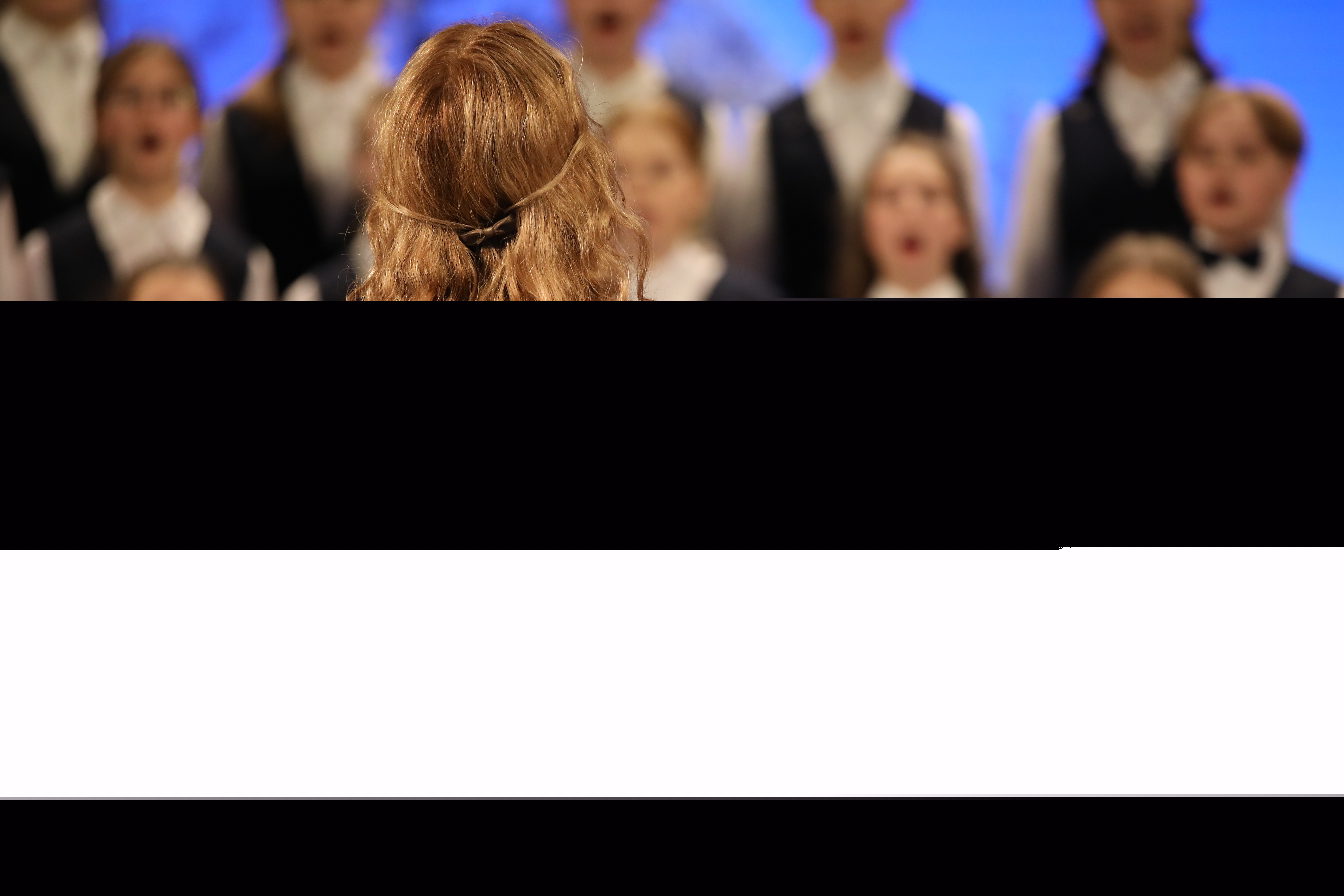Kvinna dirigerar kör