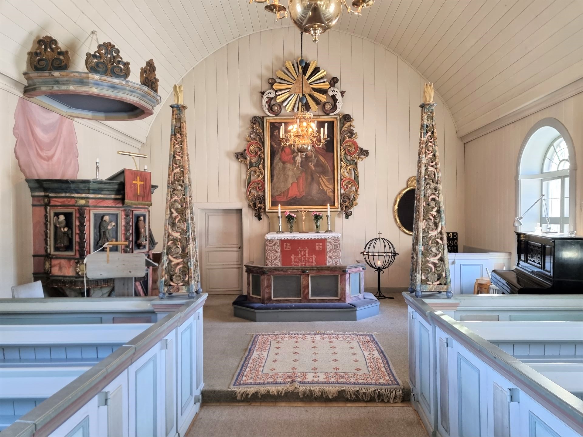 Inne i Överhogdals kyrka, bänkrader, altare och predikstol.
