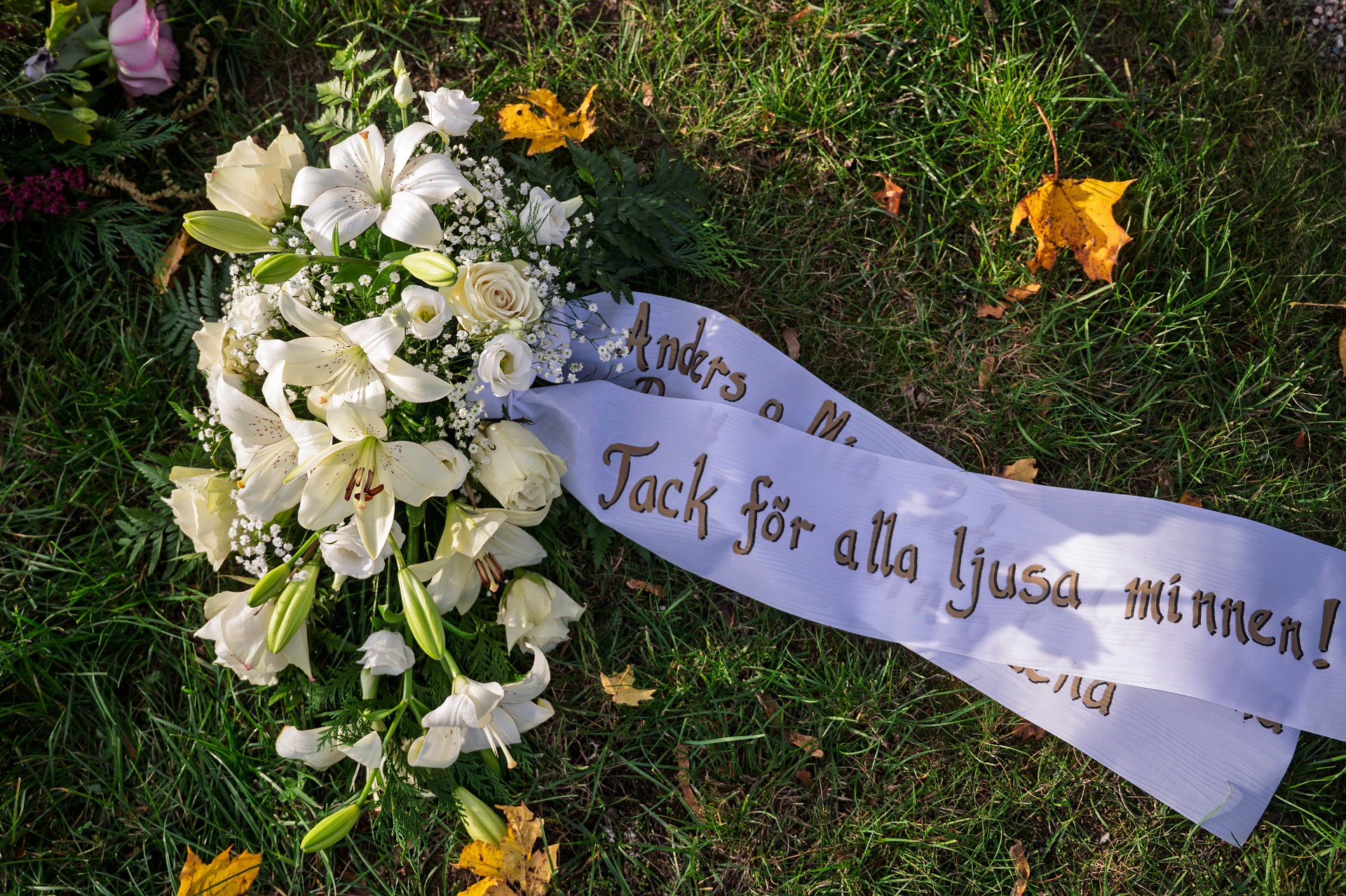 Vit blomsterkrans vid begravning