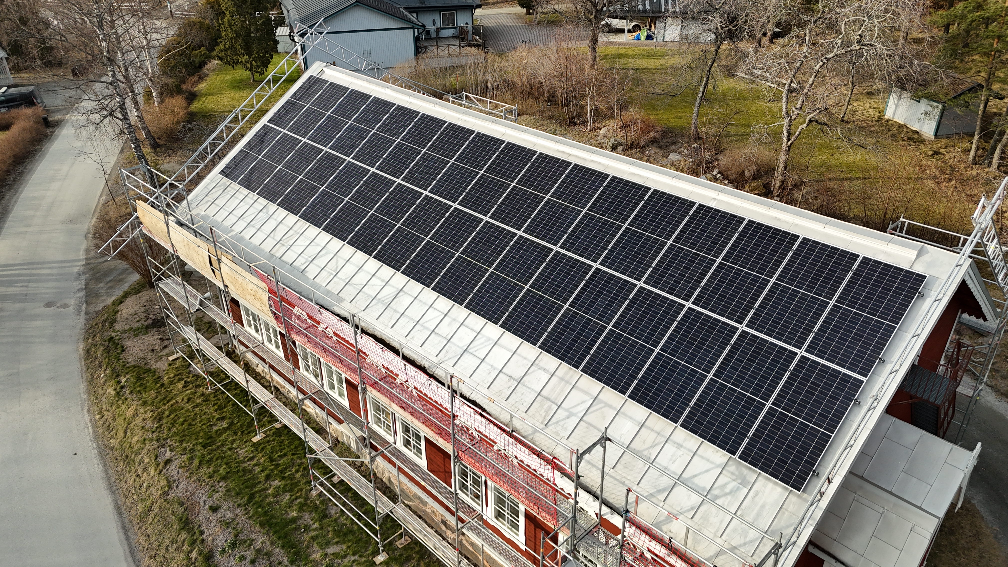 Solcellerna installeras på Säbykyrkan.