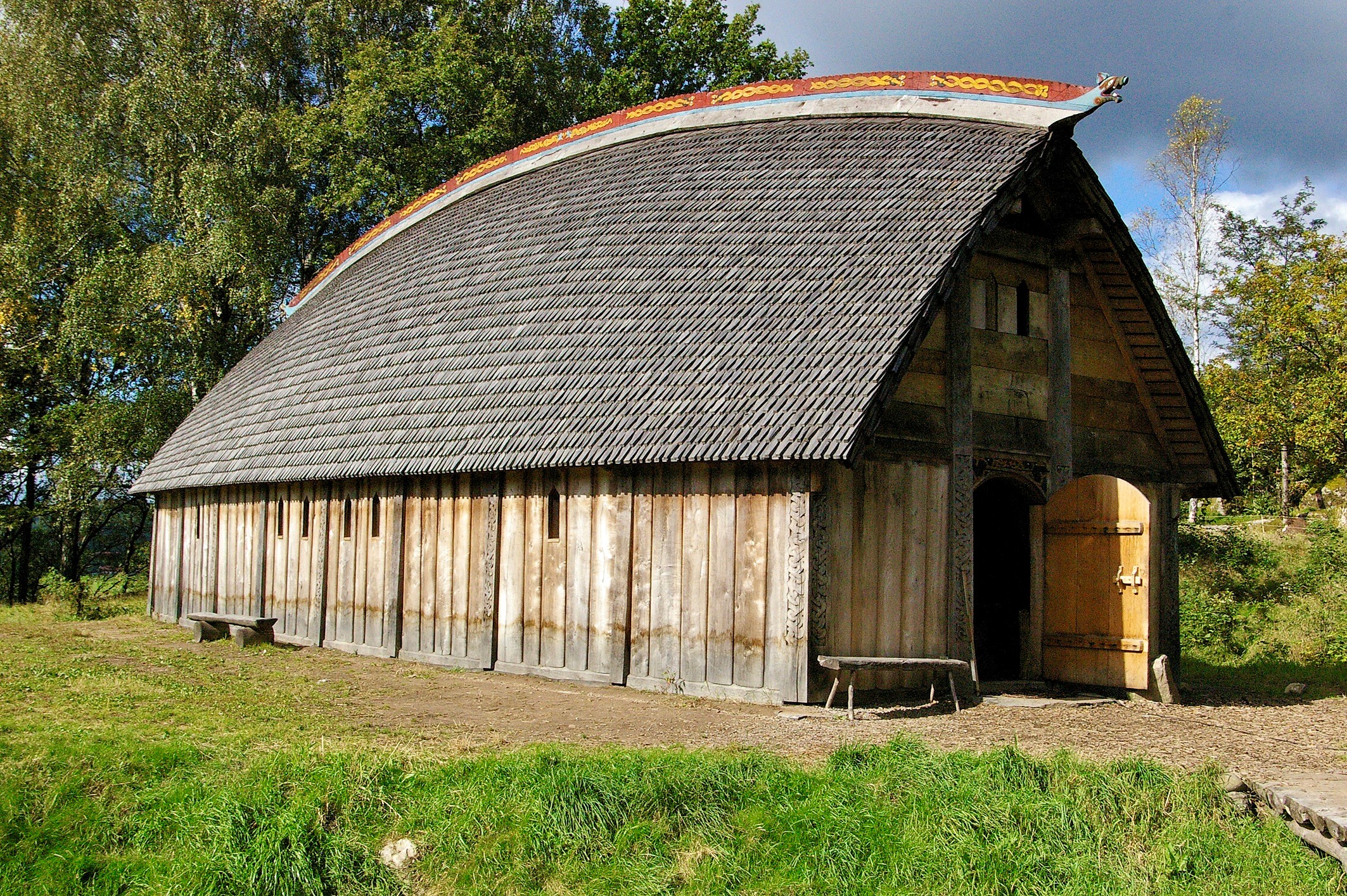 Rekonstruerad vikingahall i Ale. (Wikimedia Commons)