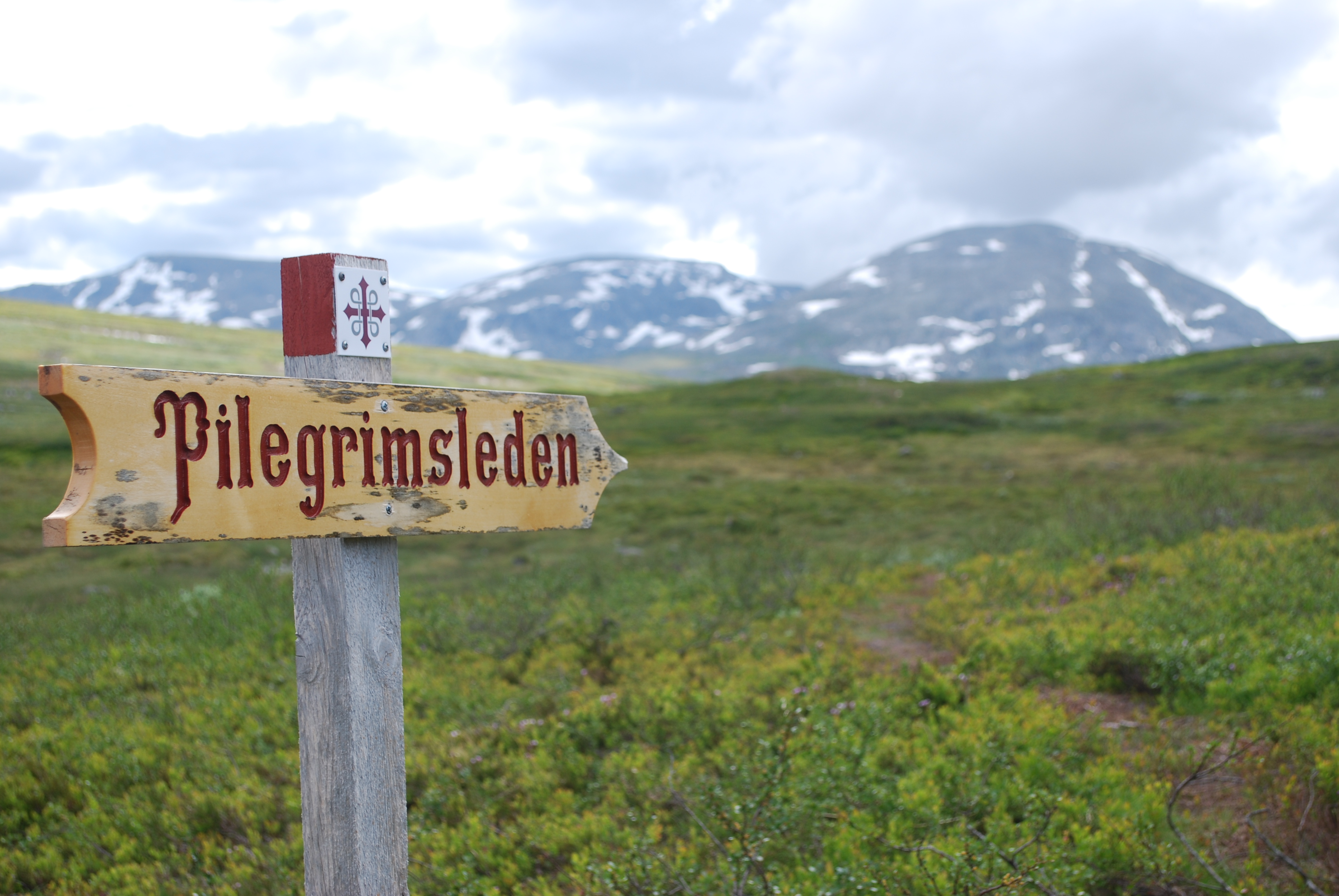 Skylt formad som en pil med texten Pilgrimsleden