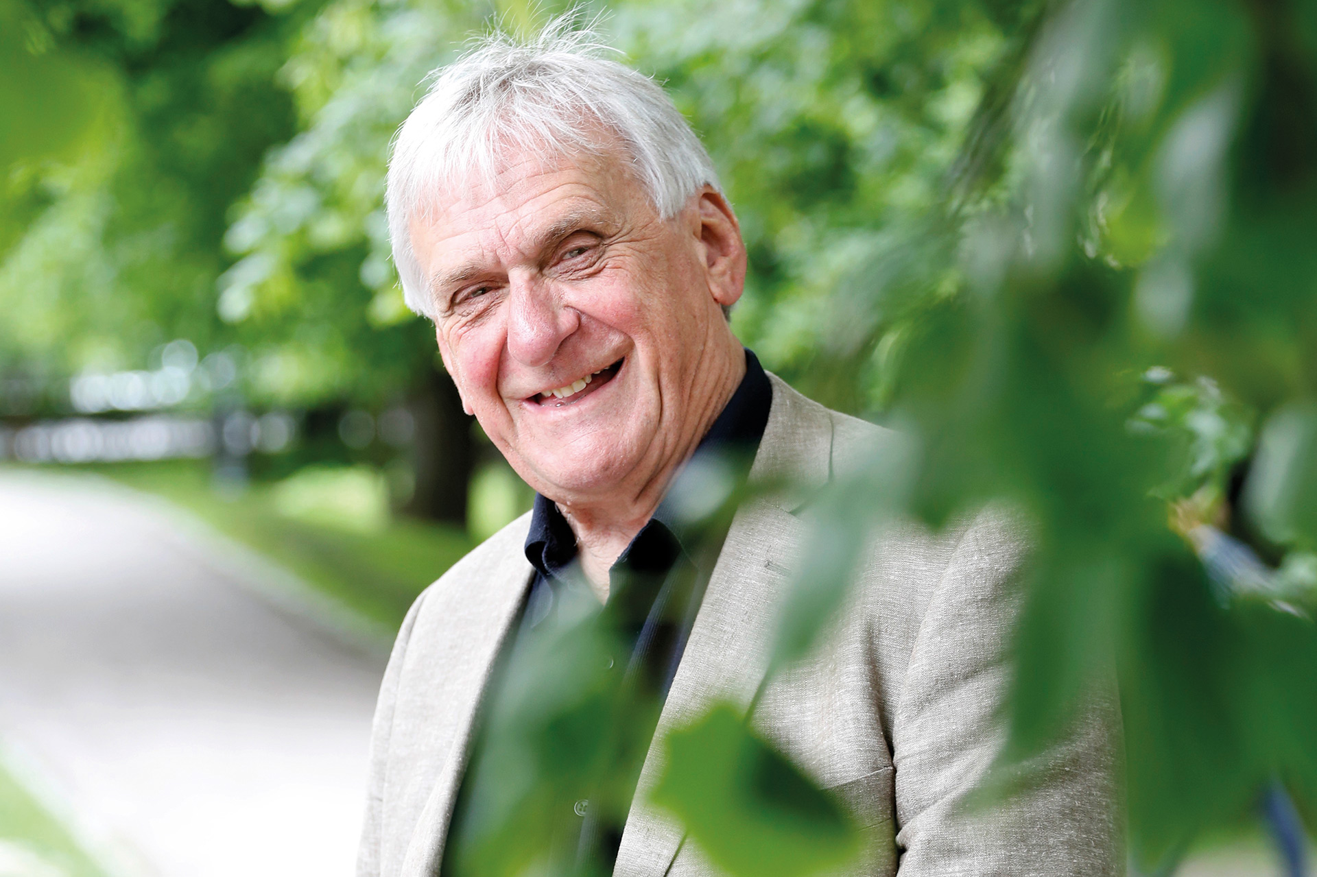 En bild på Stefan Edman i sommargrönska.