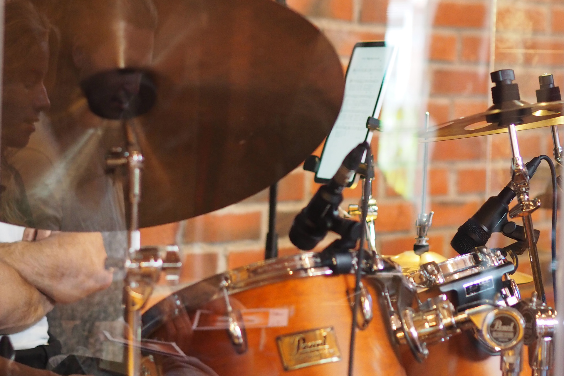 Ett trumset bakom glas.