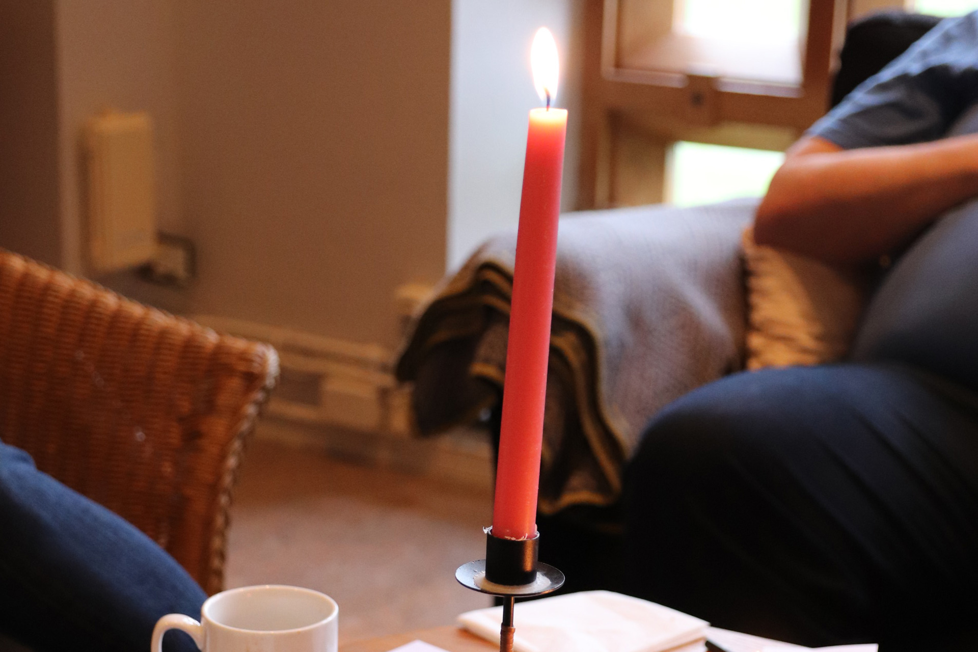 Ett rött ljus och skymten av personer som sitter i en soffa.