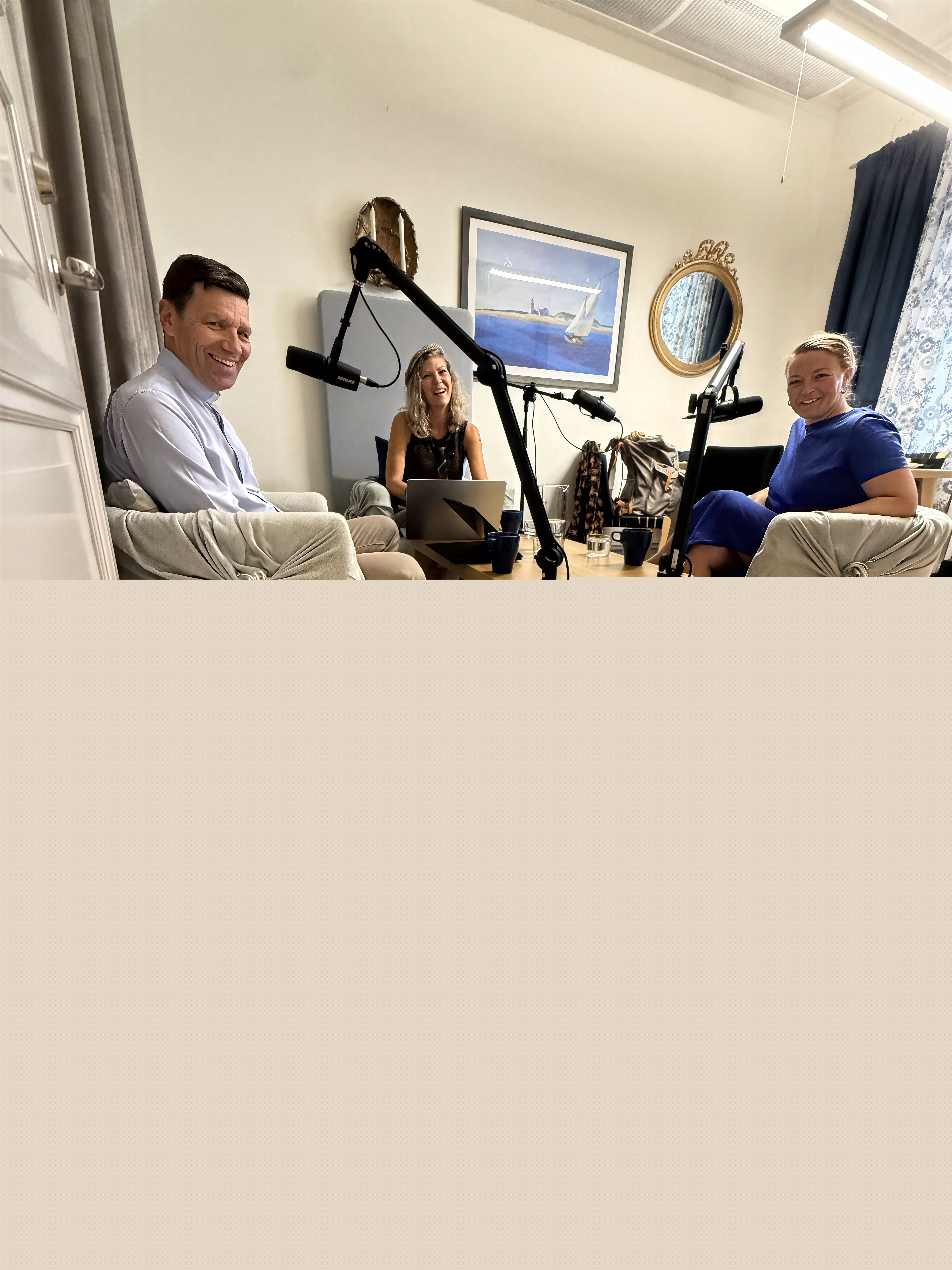 Studioinspelning av podden Via domkyrkan med Stefan Hiller, Malin Aghed och Kajsa Humlén Kirbe