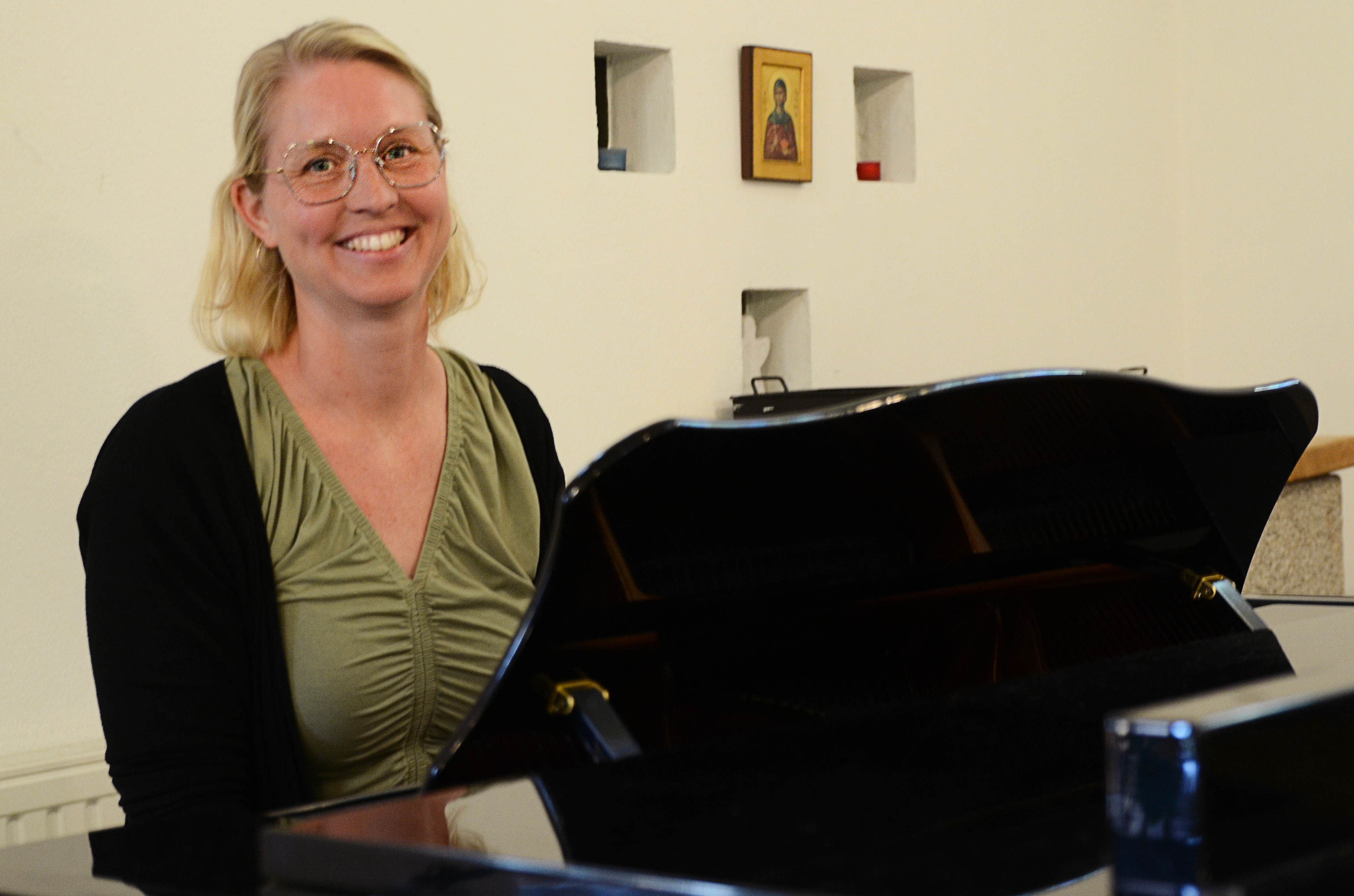 Anna Holmström sitter vid pianot.