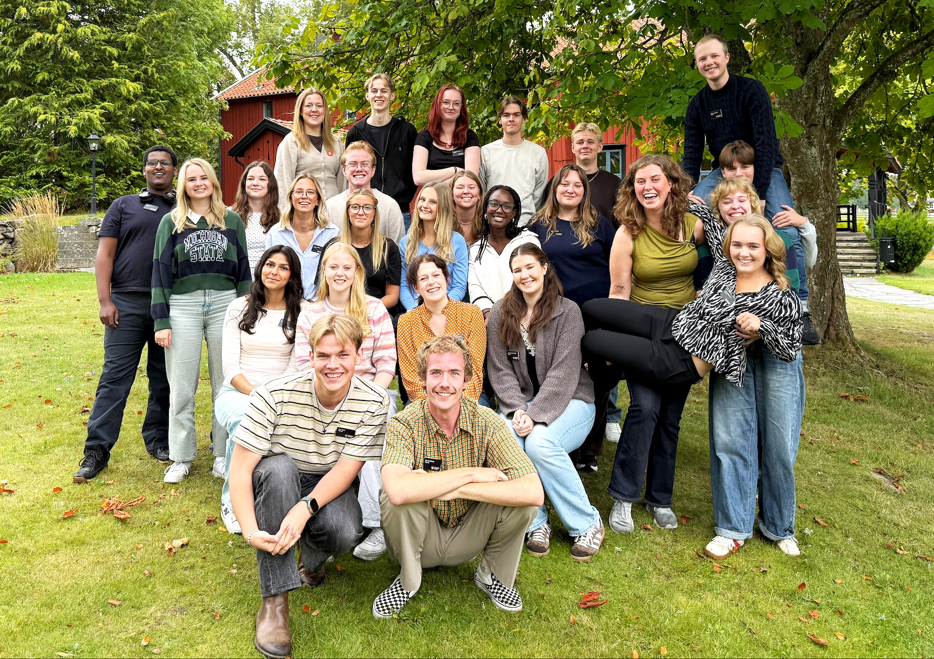 Gruppbild på Växjö stifts traineer 2026/2027. Bilden är tagen vid S:t Sigfrids folkhögskola, utomhus en sensommardag.