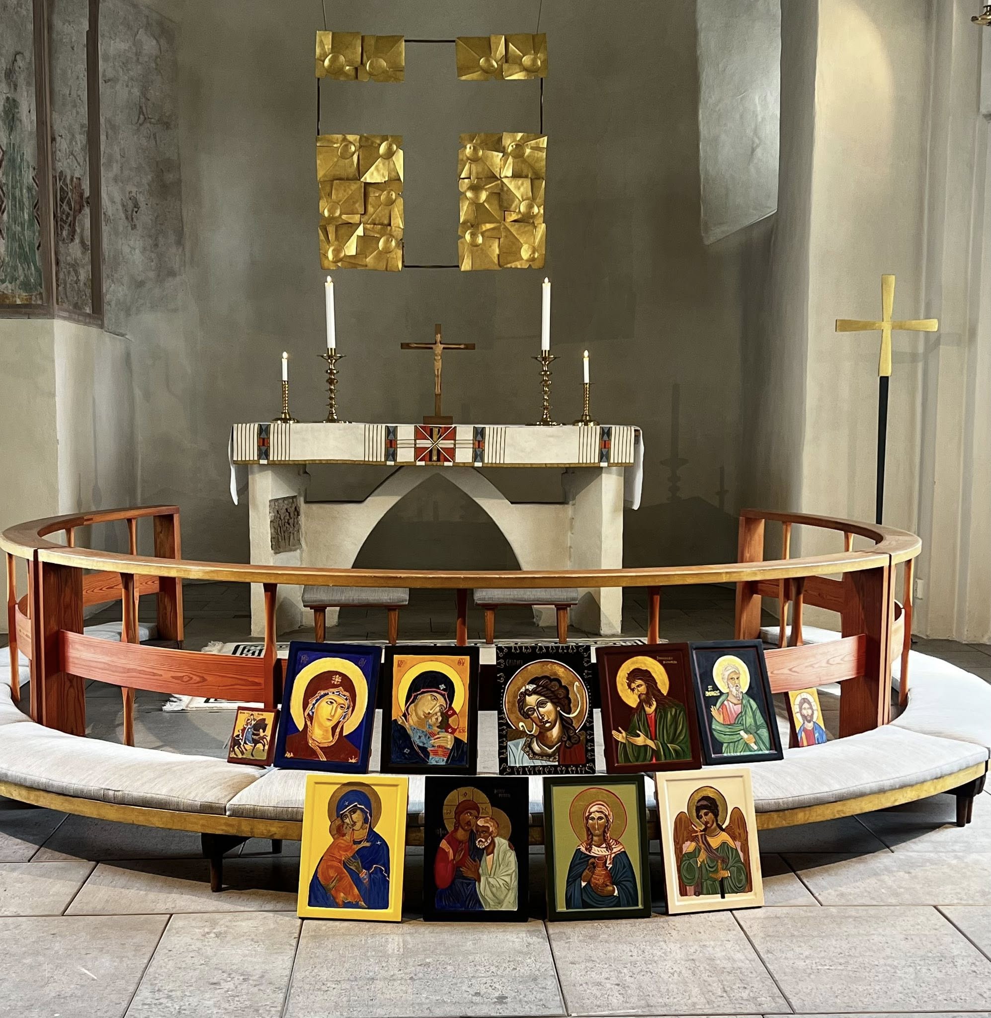 Målade ikoner står på rad vid Veinge kyrkas altarring.