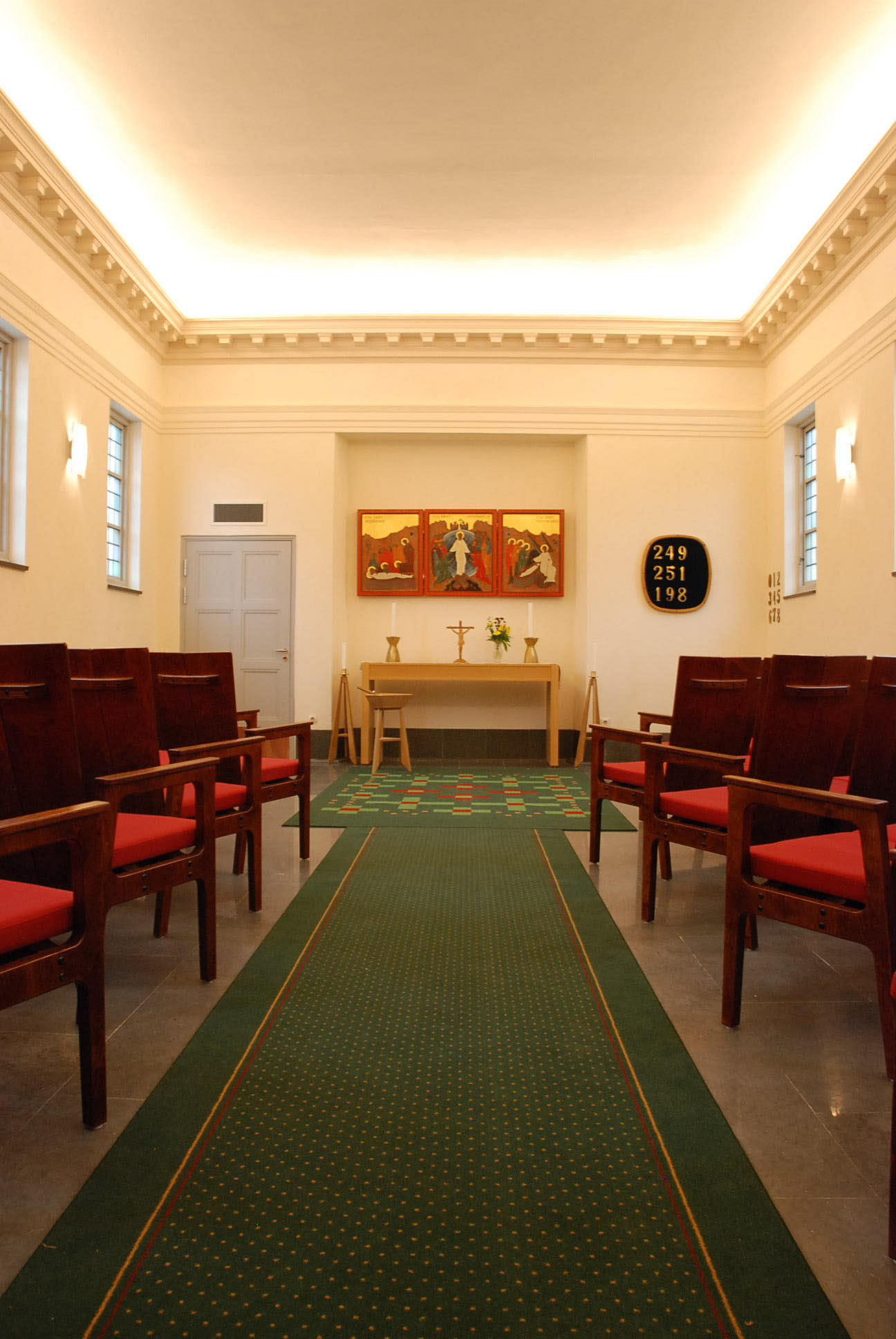 Interiörbild i Gunillakapellet. Bilden tagen mot altaret. 