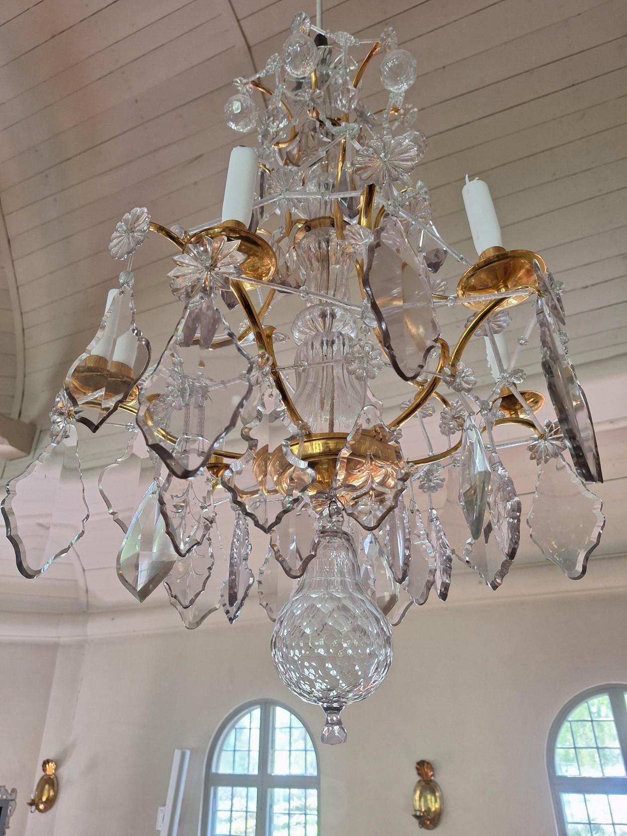 Ljuskrona i rokokostil med kristallprismor.