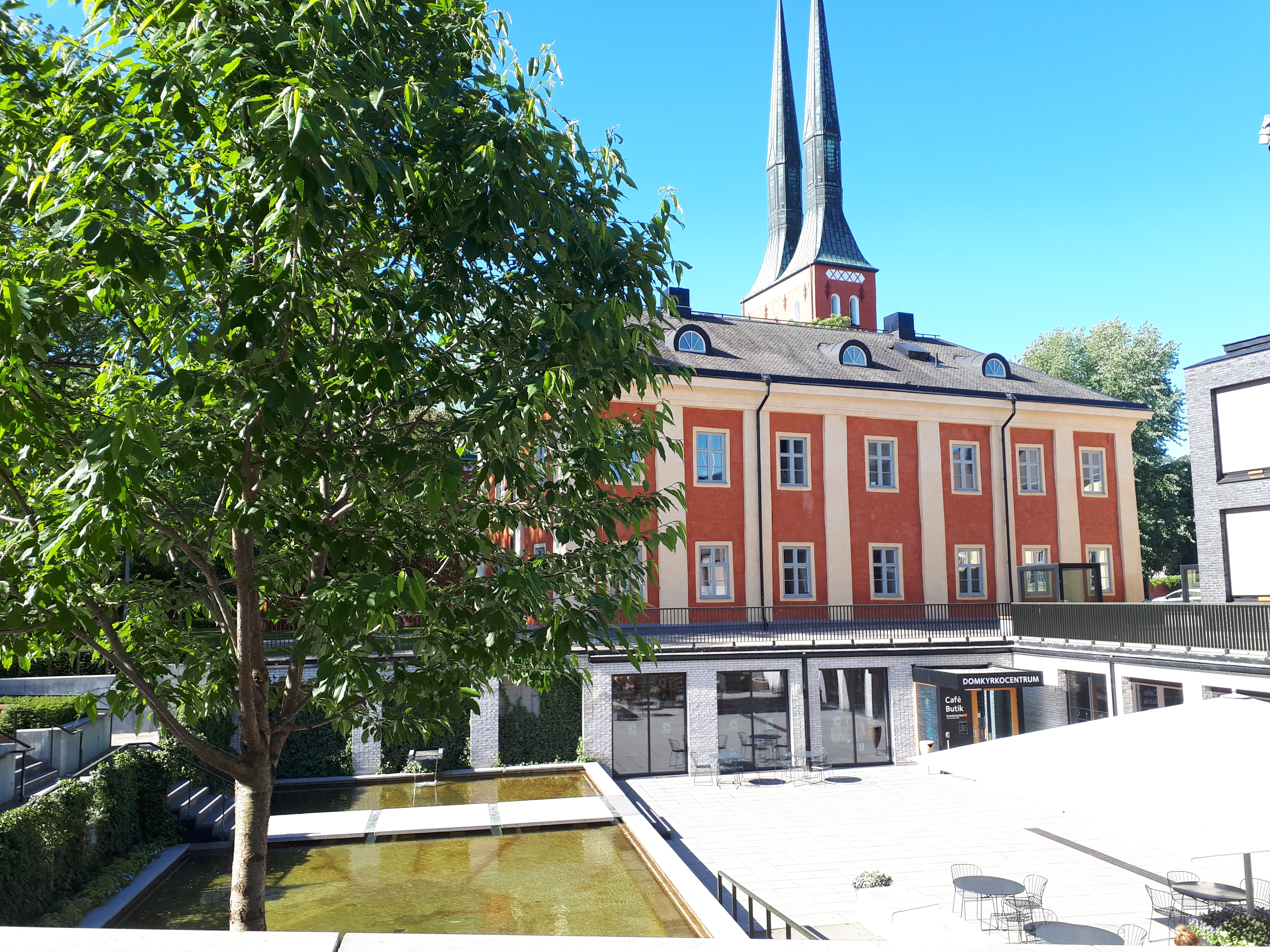 Vy över Lilla torg utanför Domkyrkocentrum.