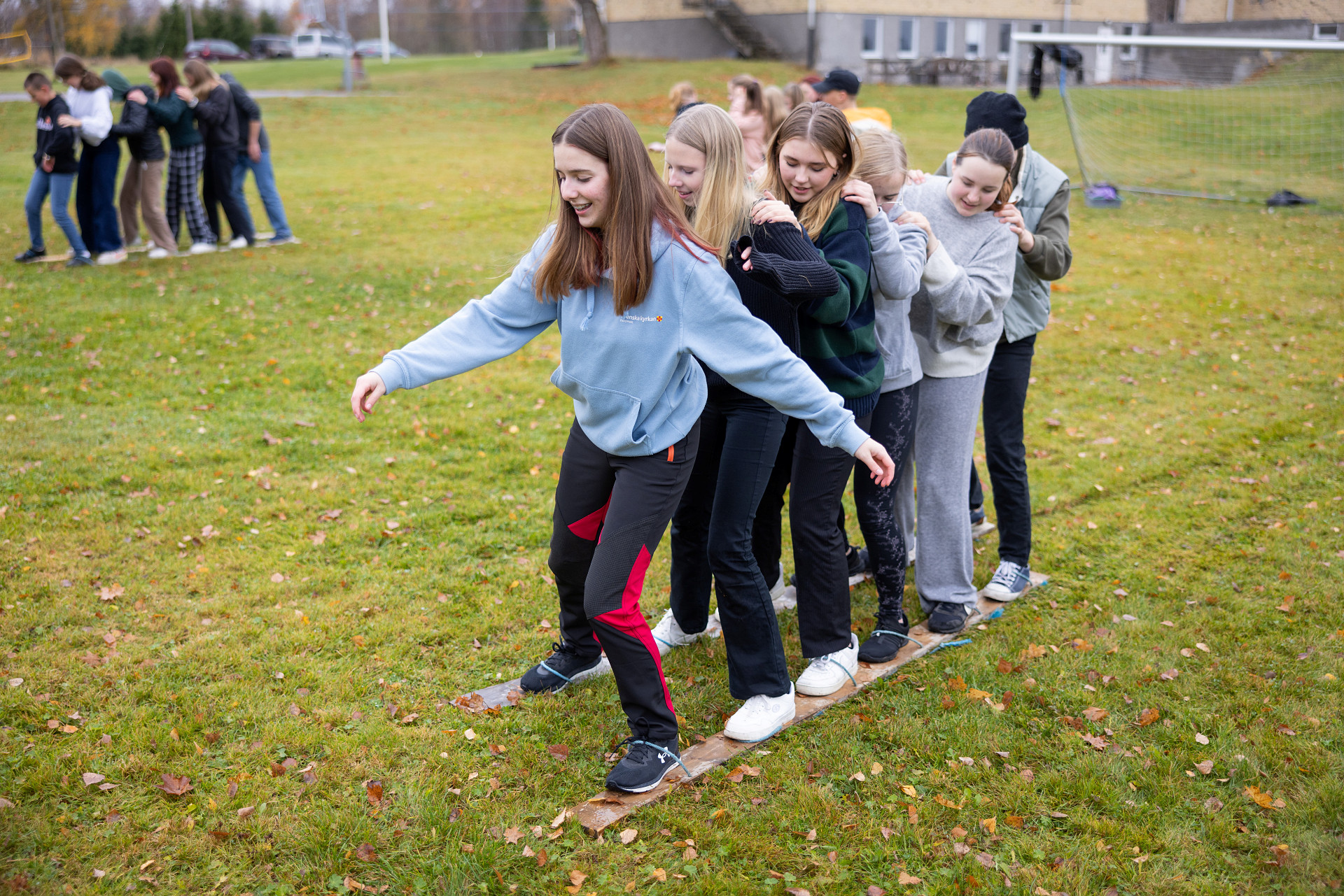 En grupp unga skrattar under en samarbetsövning.