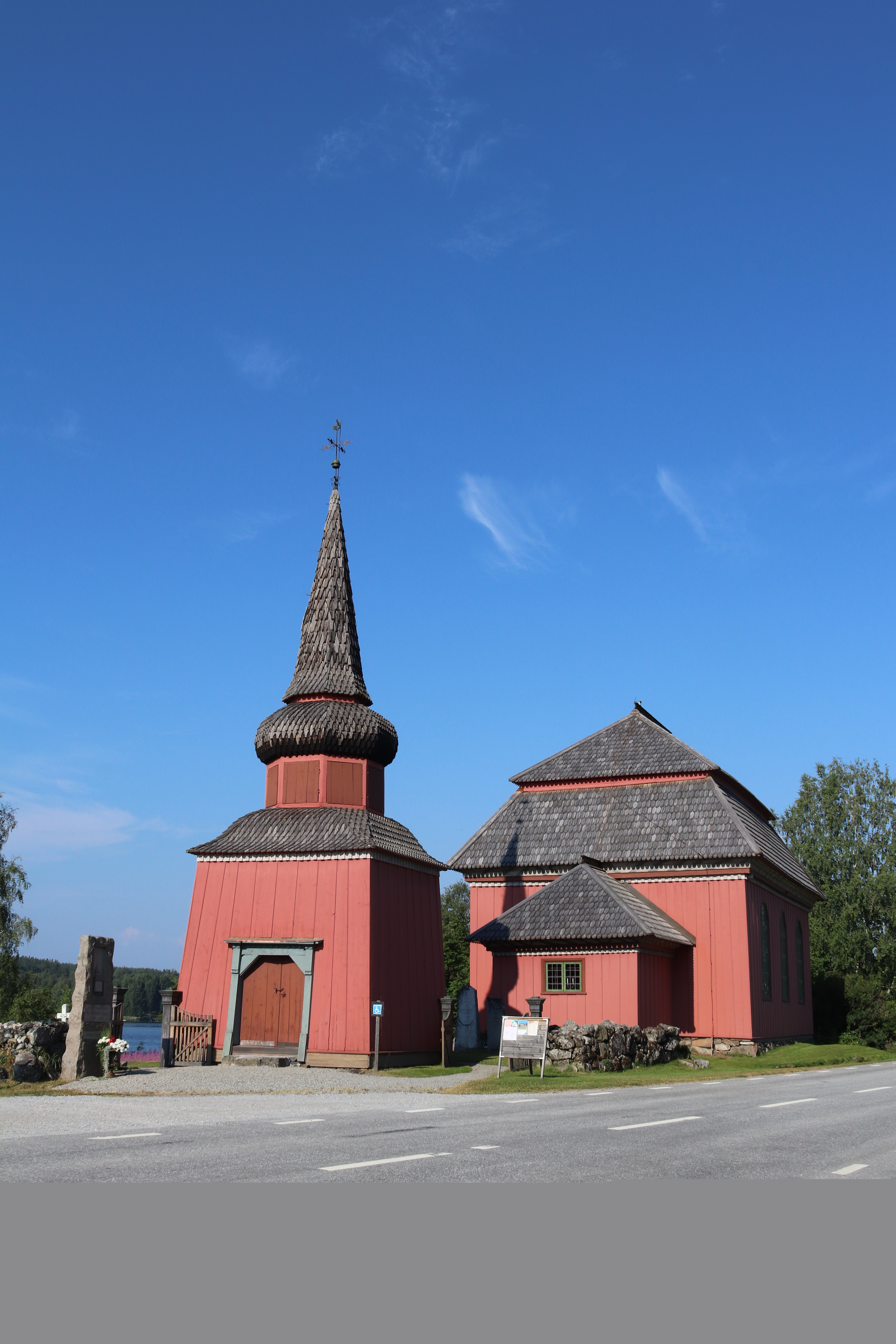 En rosa kyrka och klockstapel.