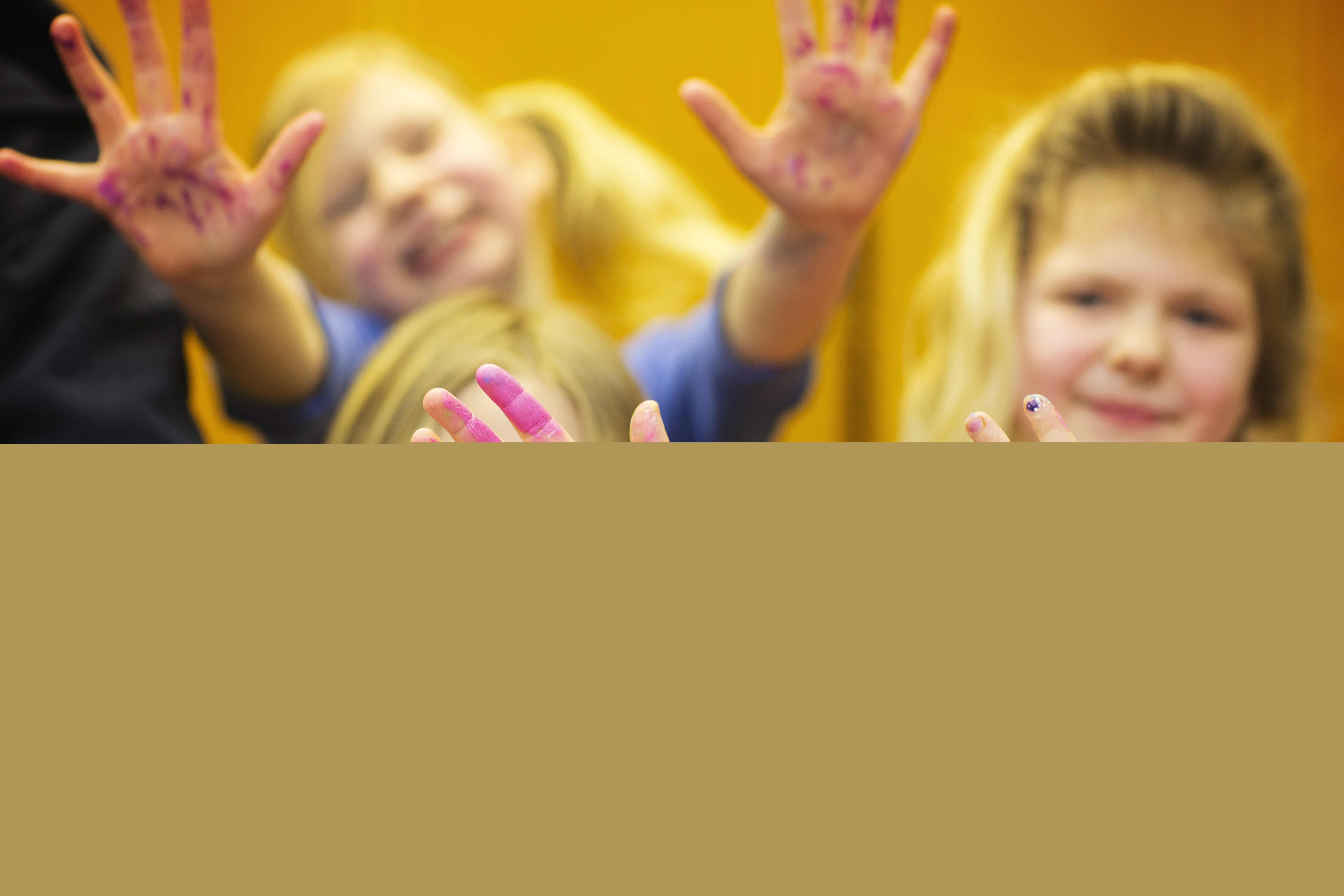 Barn som målar med fingerfärg