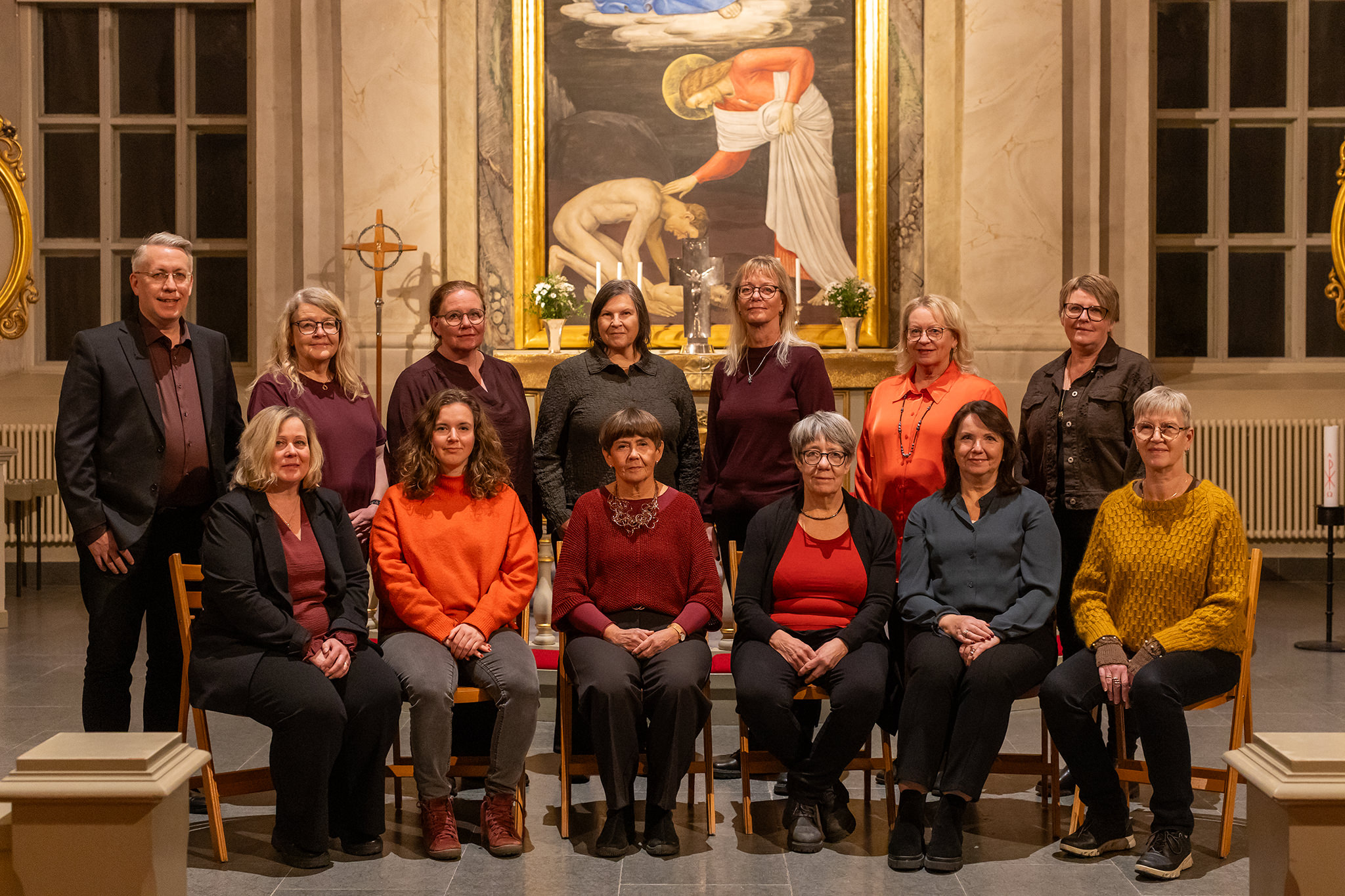 Ett gruppfoto på kvinnor varav några är sittande på stolar och några står bakom.