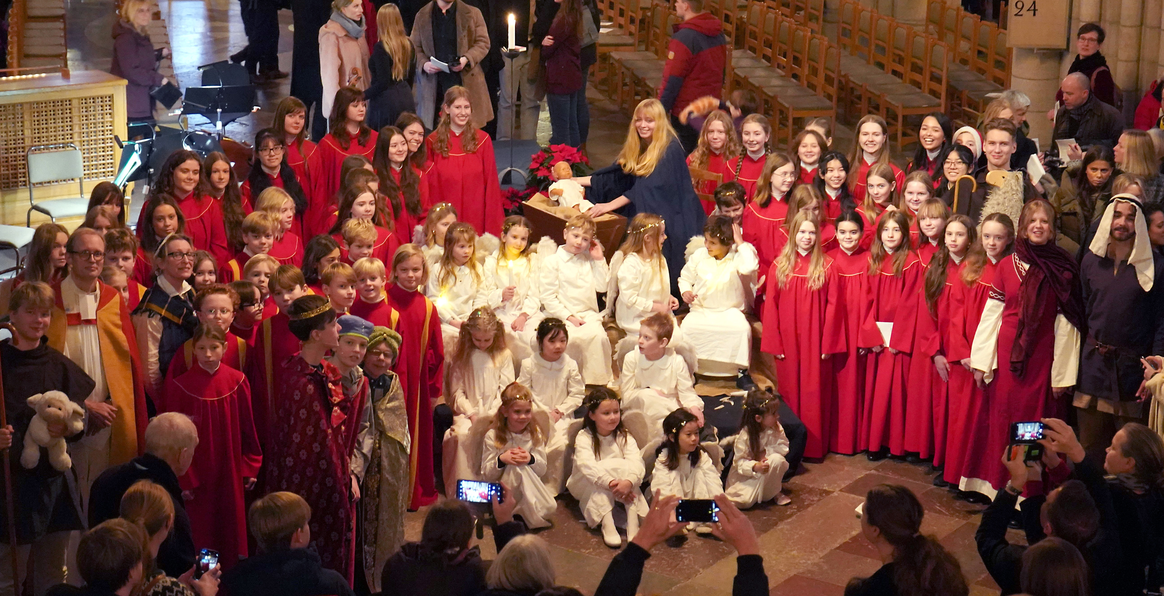 Hela julspelets uppsättning medverkande barn och unga samlade i full utstyrsel i Uppsala domkyrkas korsmitt.