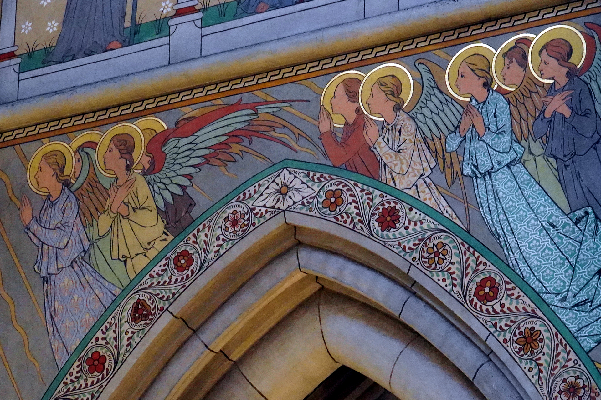 En rad målade änglar, var och en med guldskimrande gloria, i procession över ett av domkyrkans valv i högkoret.