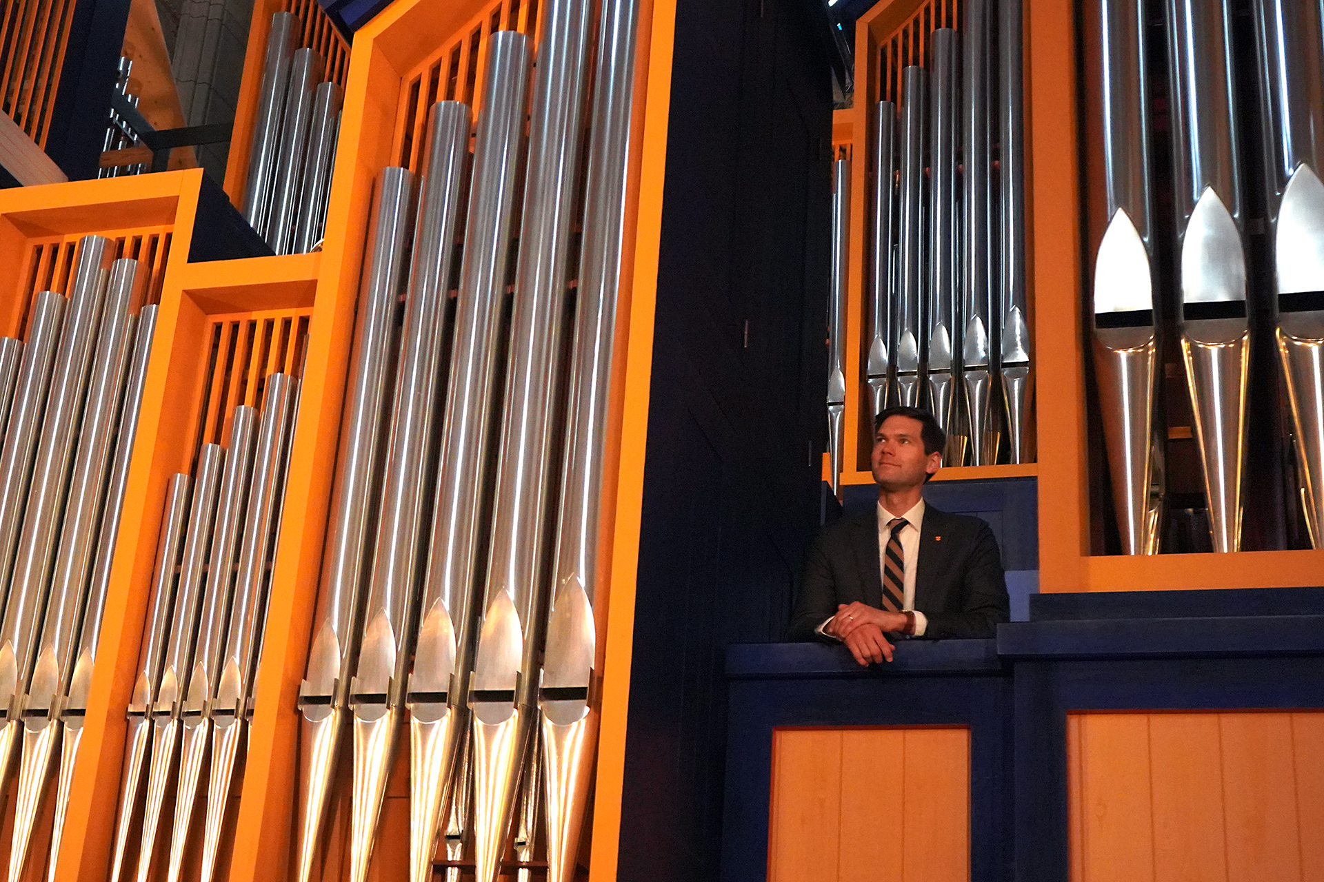 Robert Bennesh, organist, står uppe bland Ruffattiorgelns stora och små pipor och blickar ut över Uppsala domkyrka.