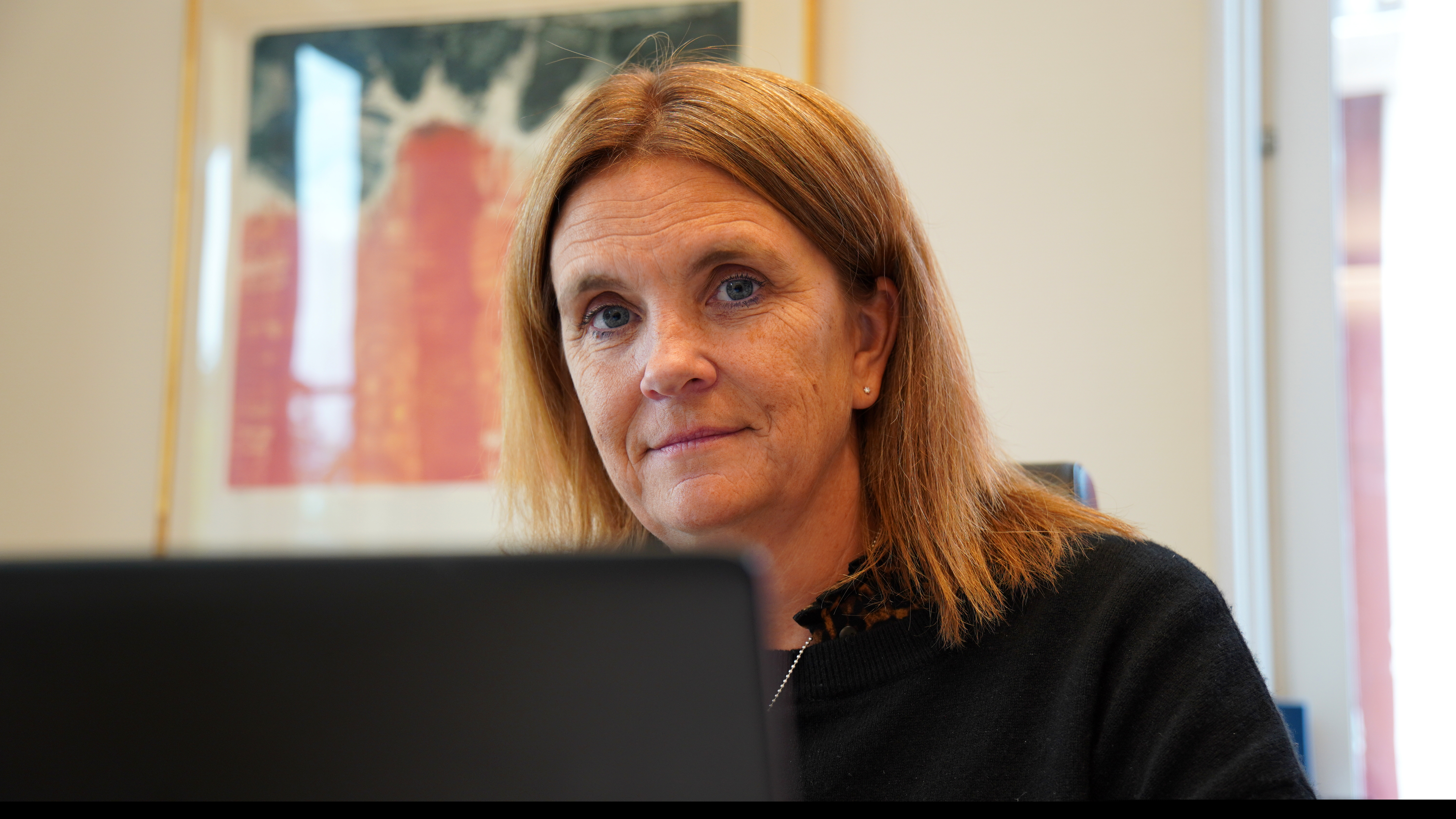 En kvinna sitter vid en dator