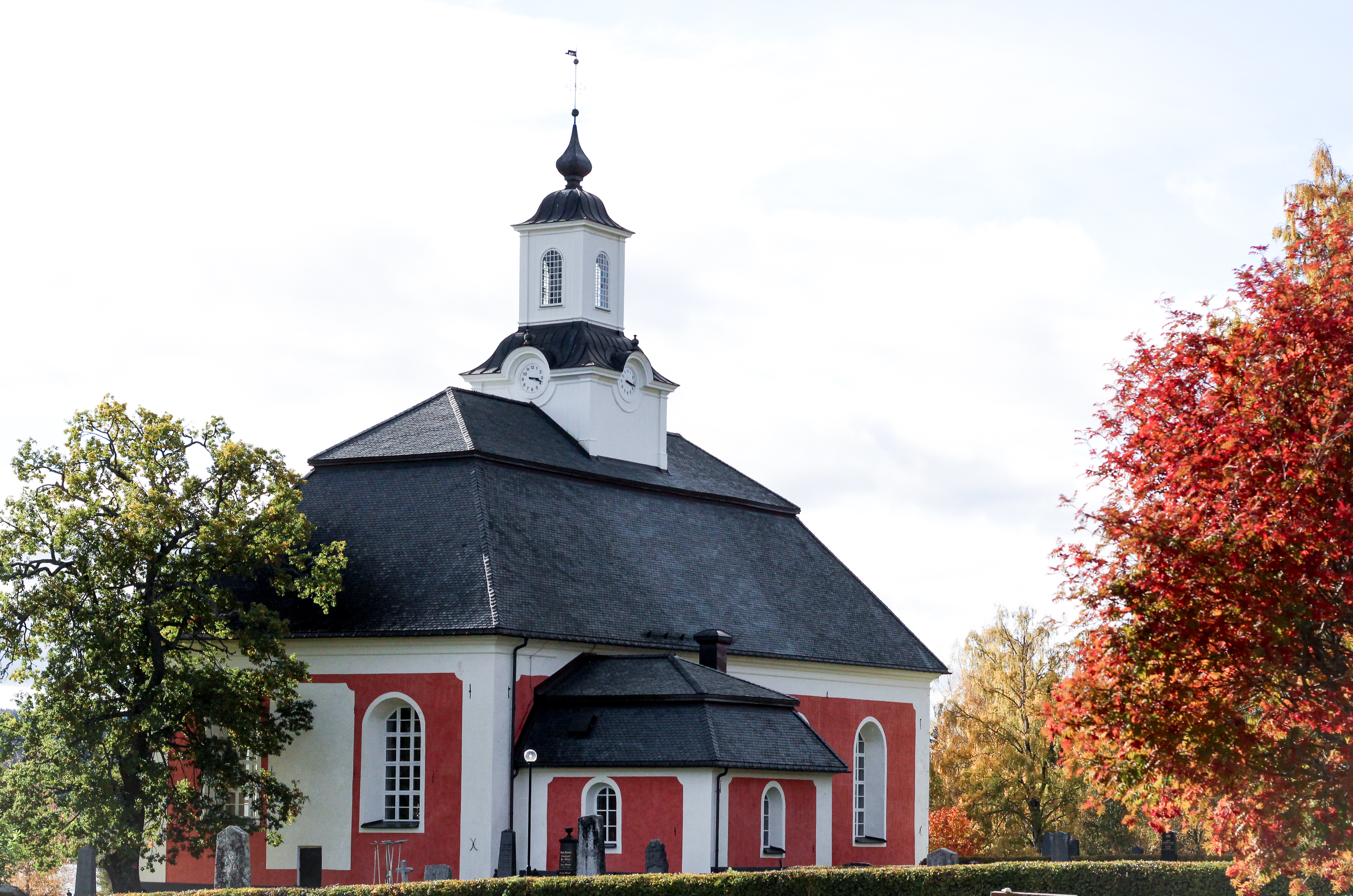 En röd stenkyrka