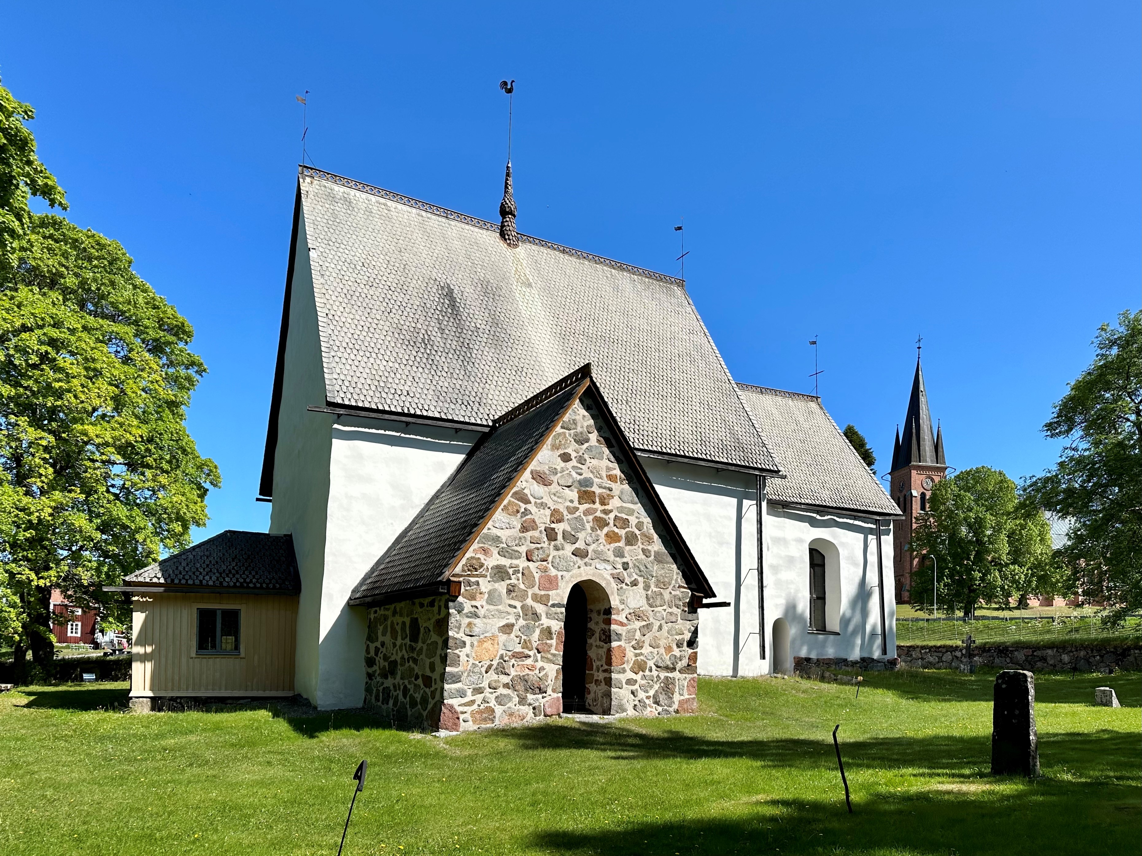 Sommarbild på Alnö gamla kyrka