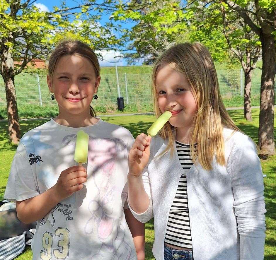 Barn som äter glass i solen