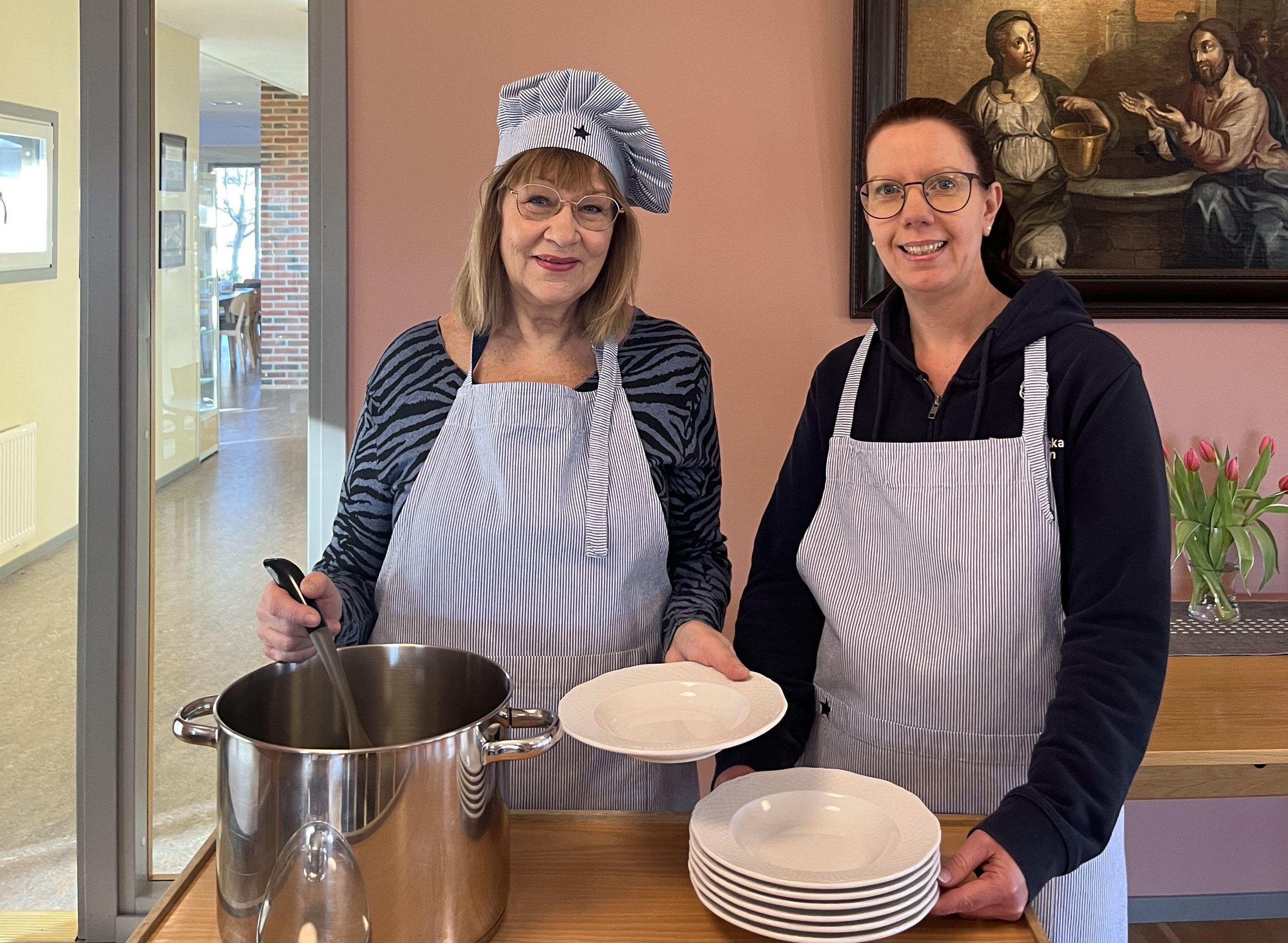 Annika och Jeanette serverar sopplunch