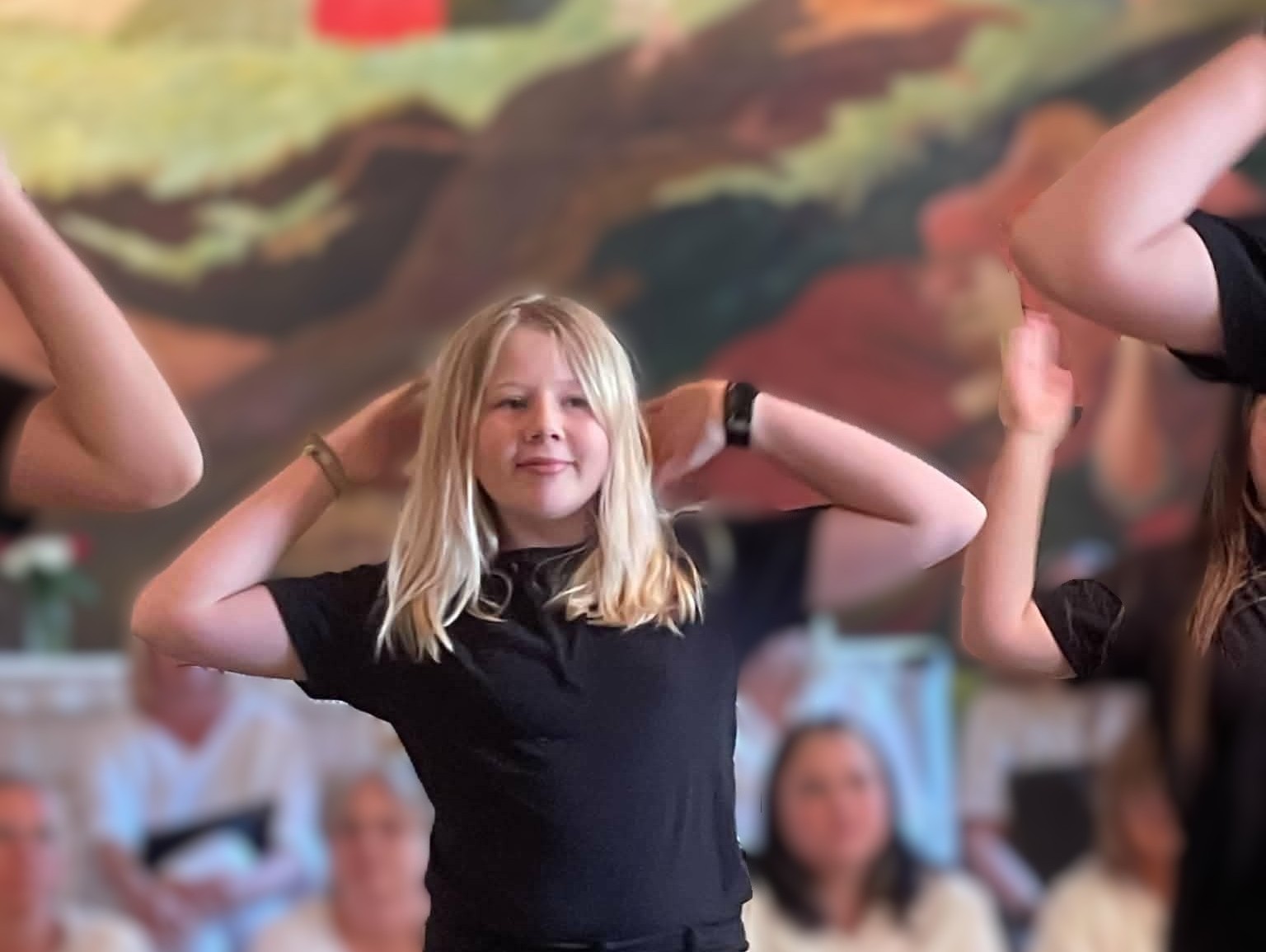 Barn som dansar i kyrkan
