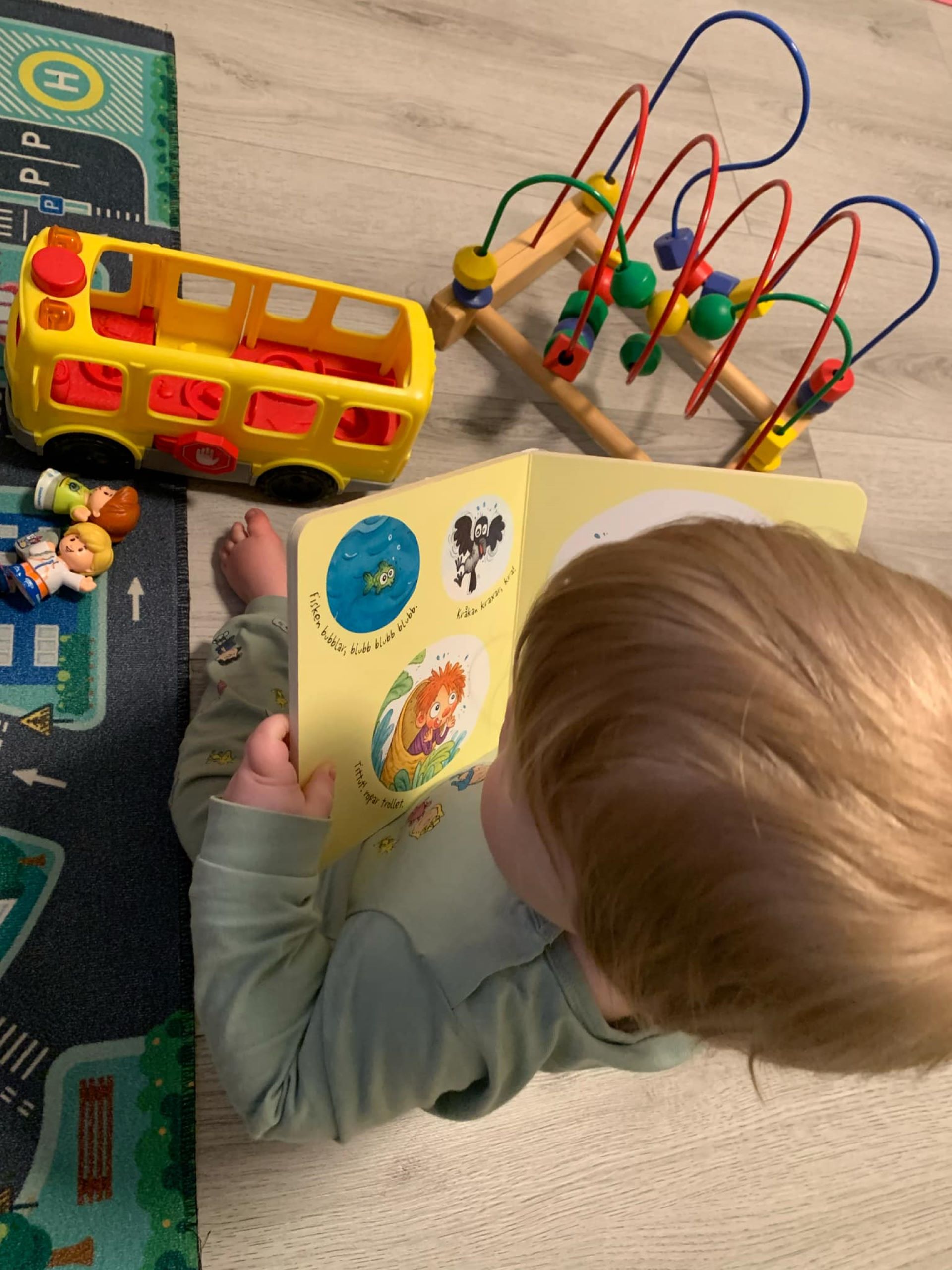 Ett litet barn leker