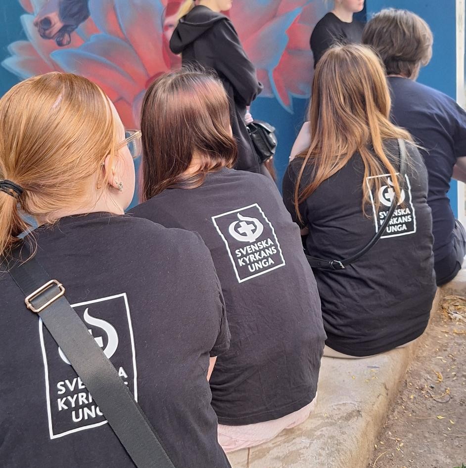 Ungdomar sitter på en bänk