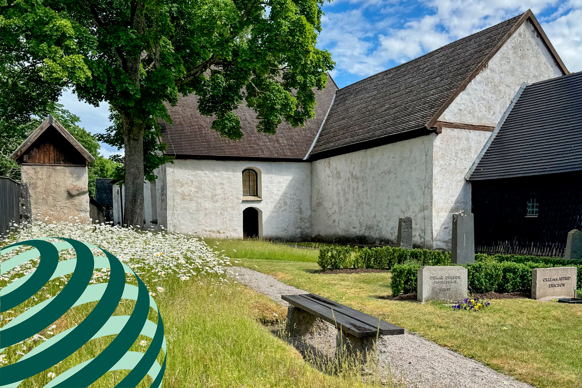kyrka med gräs utanför