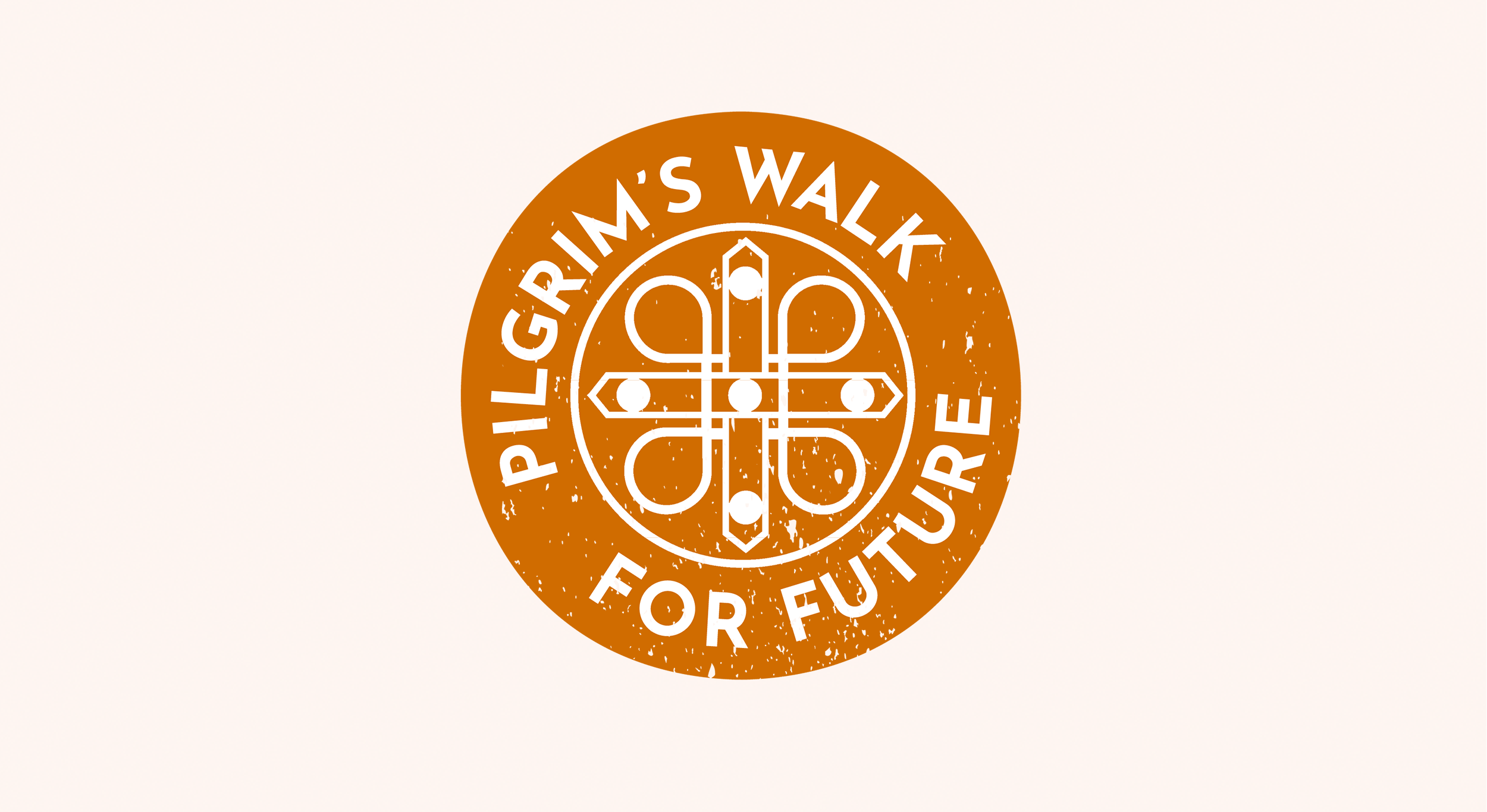Rund, stämpelformad symbol i orange med texten ”Pilgrim’s Walk For Future” längs kanten och en vit pilgrimssymbol i mitten.